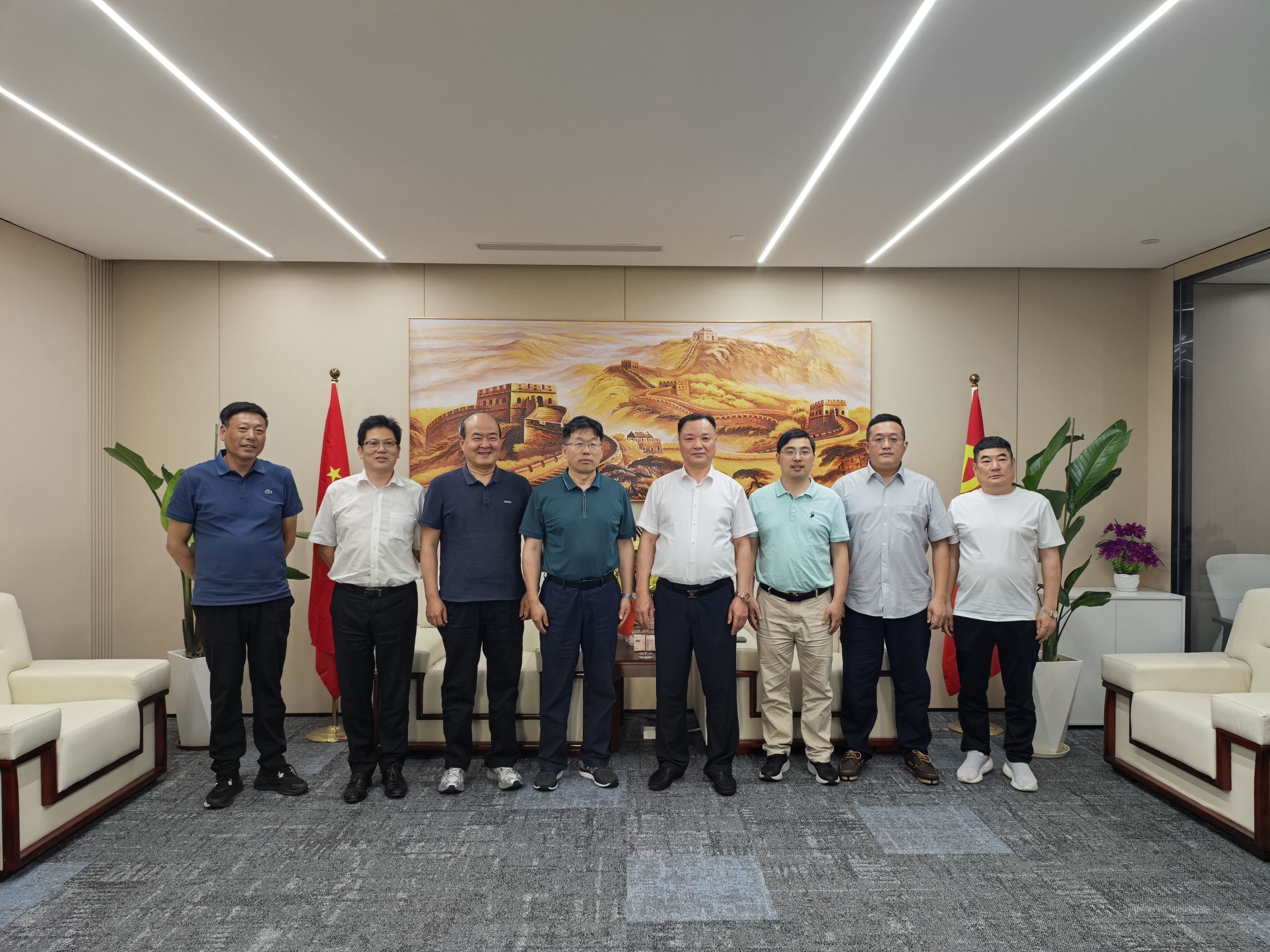 Group photo of the meeting between Yangzhou University College of Veterinary Medicine and Zhongken Xinshen