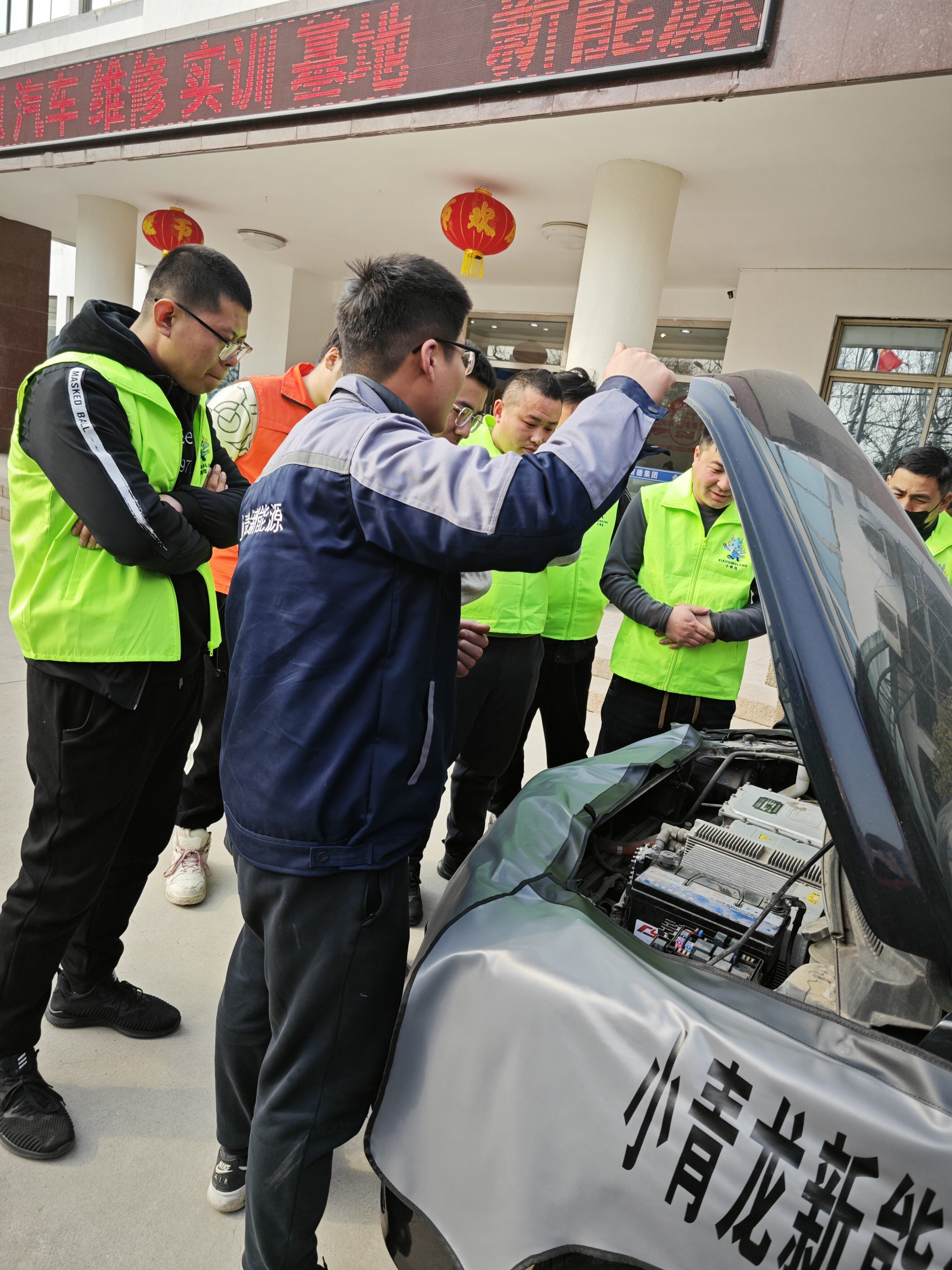 讲师现场演示新能源车辆电池检测技术