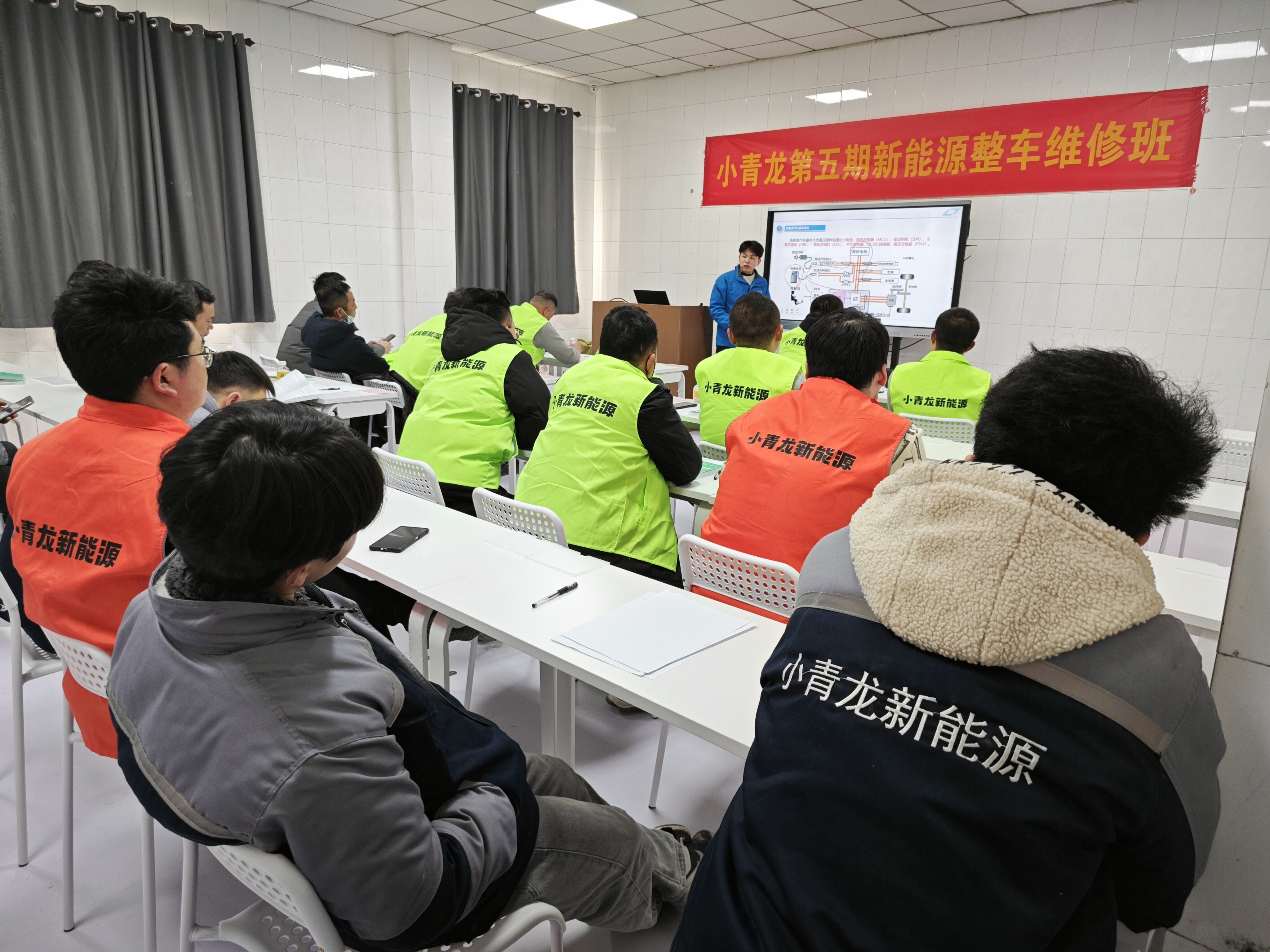 新能源汽修理论培训：学员专注听课