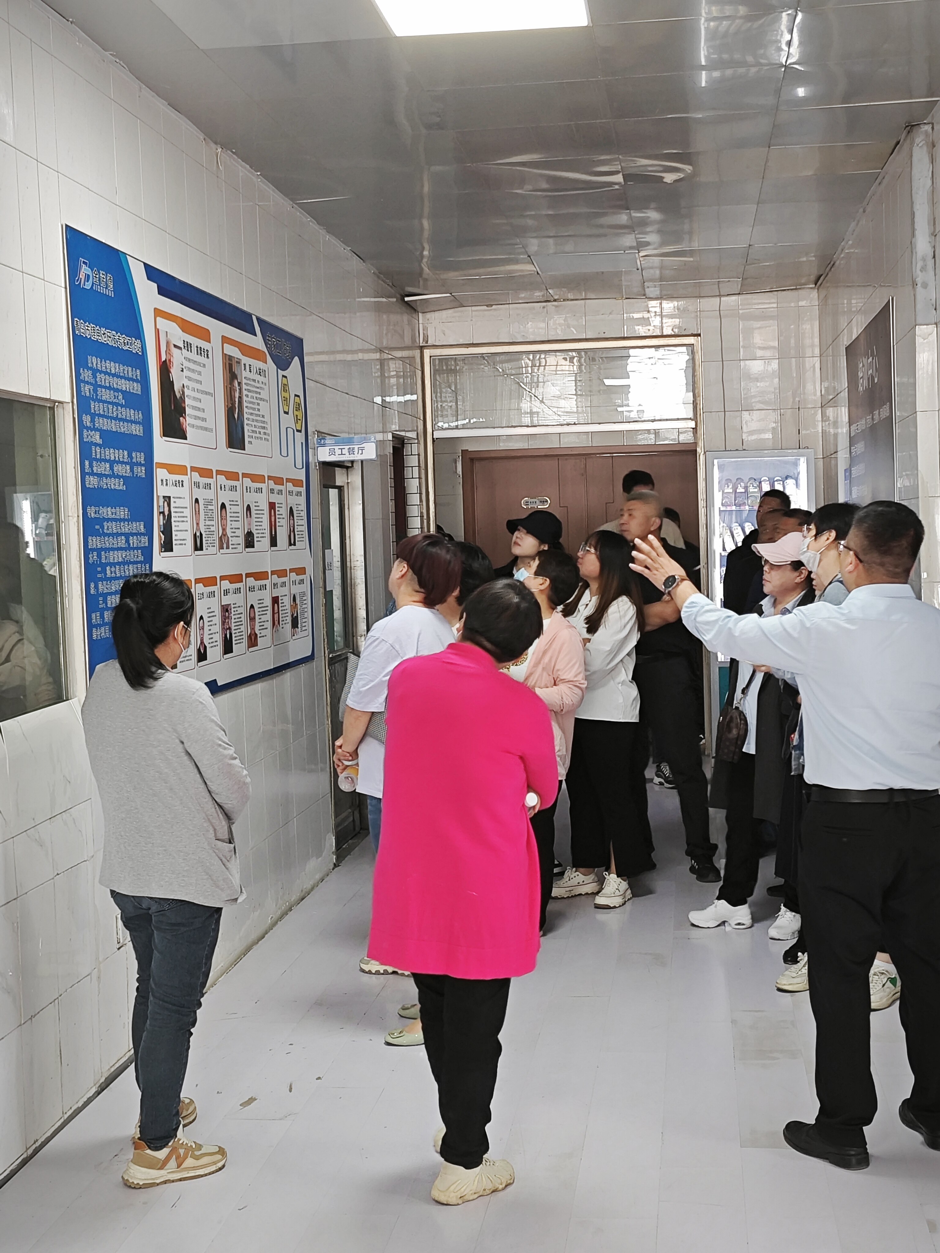 学员参观企业文化展示墙