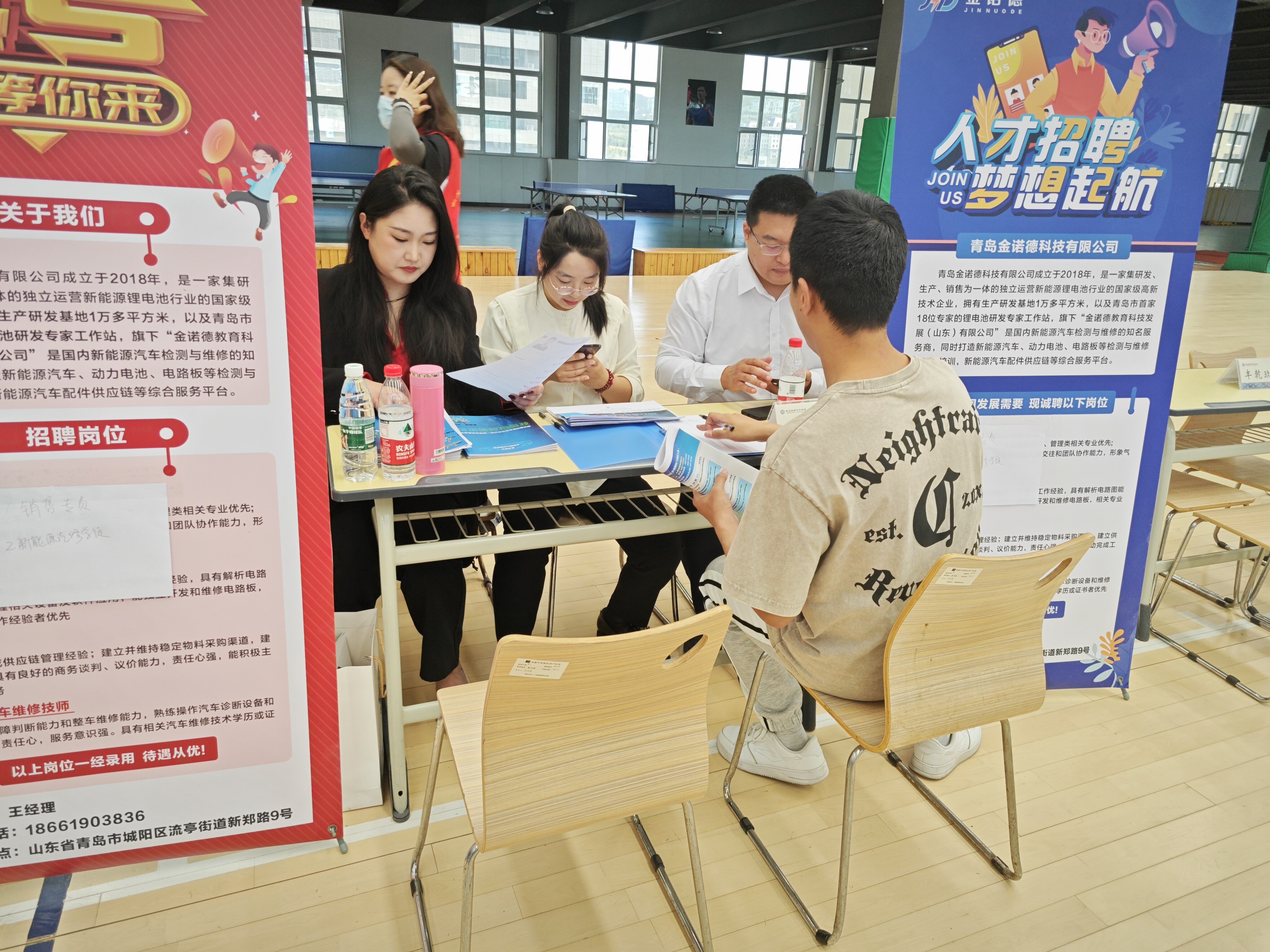 招聘会现场：求职者咨询岗位信息