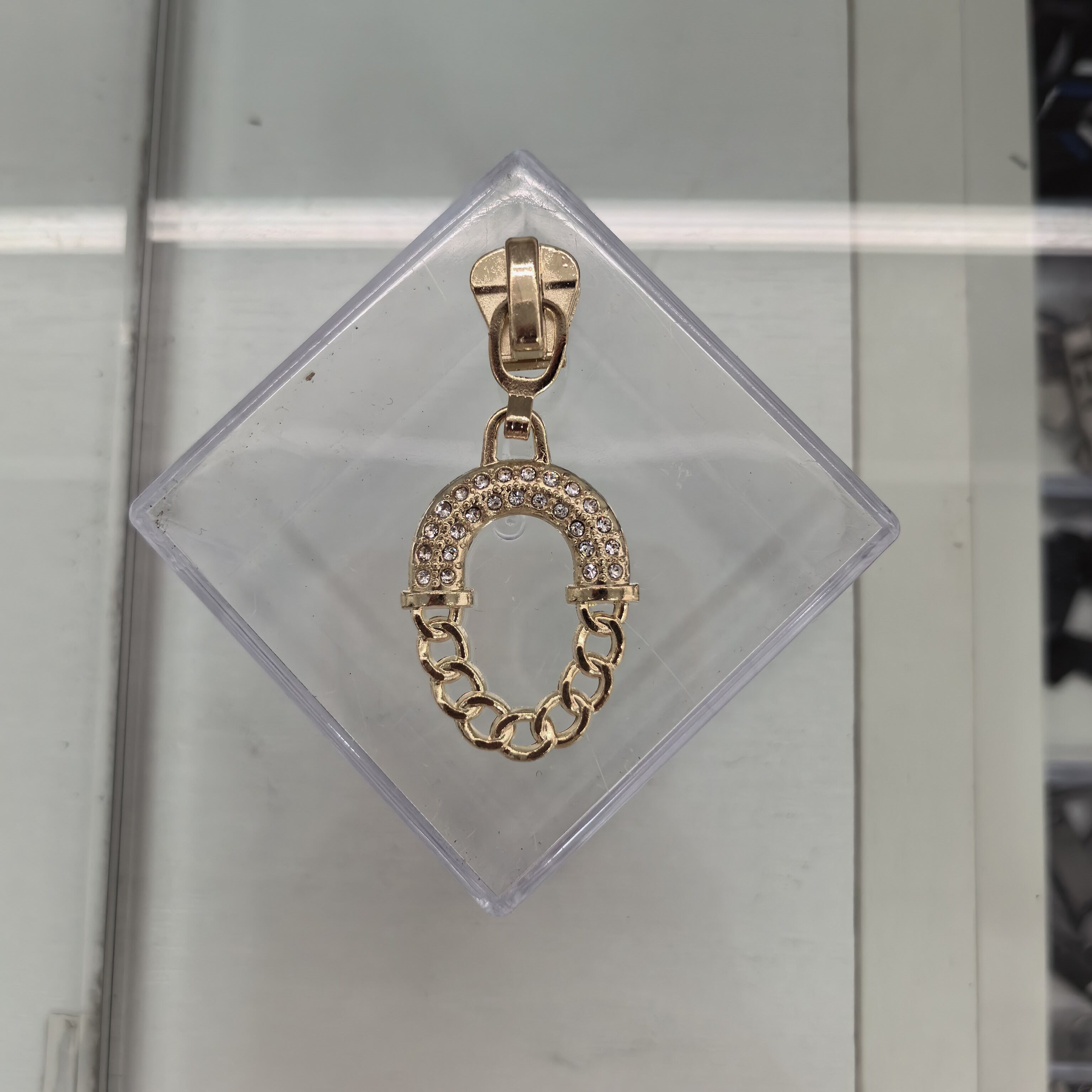 Horseshoe chain pull