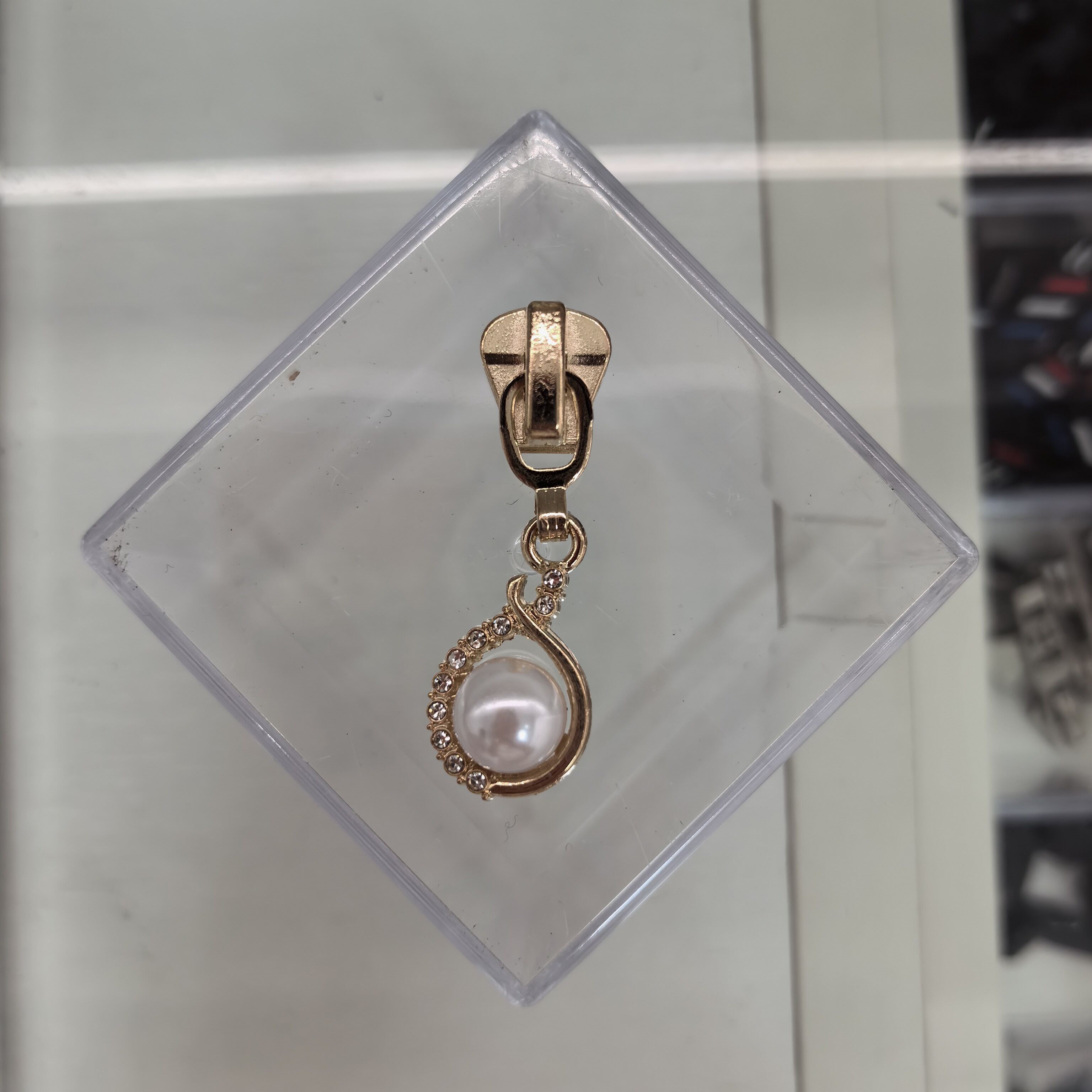 Pearl teardrop pendant pull