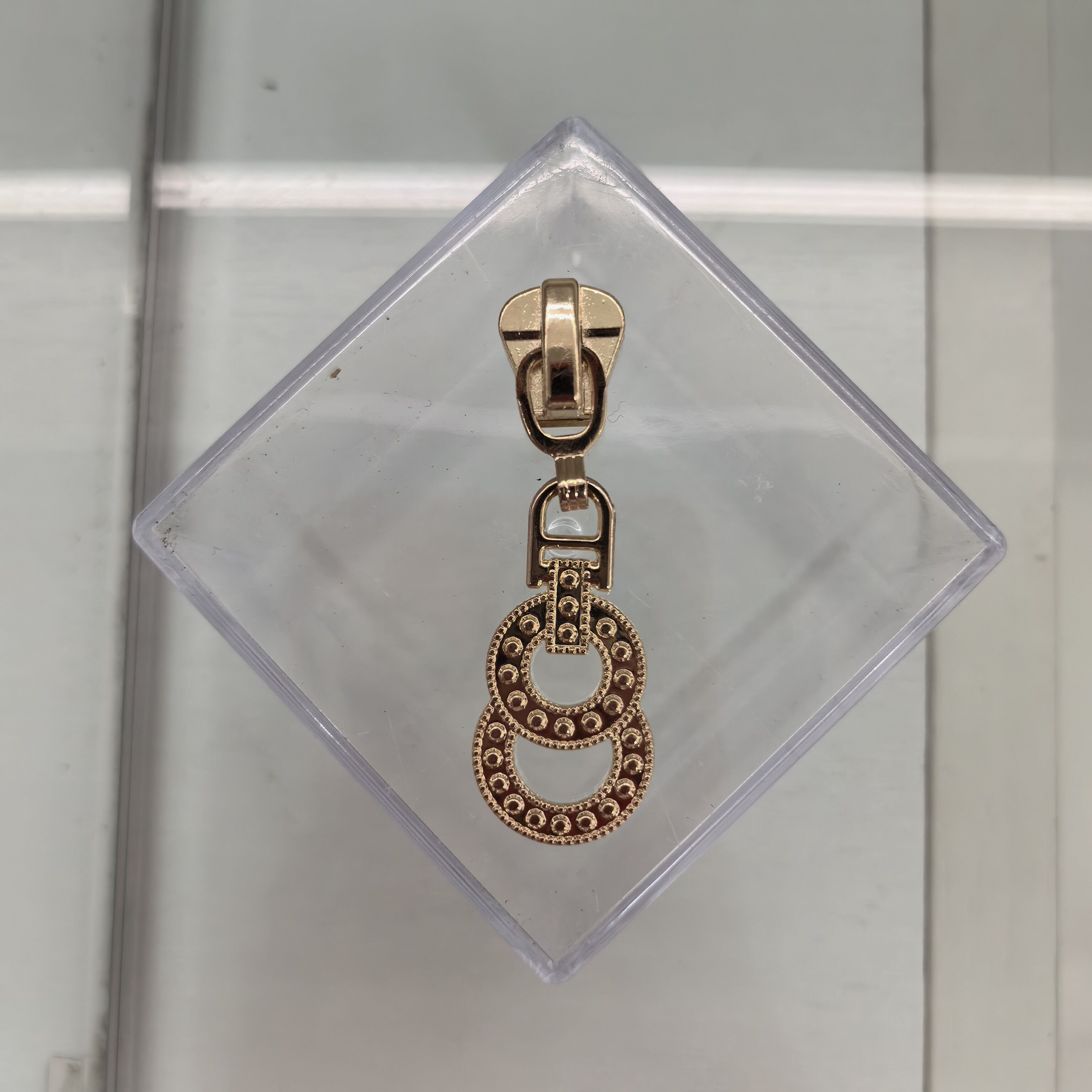 Gold double-ring pull tab