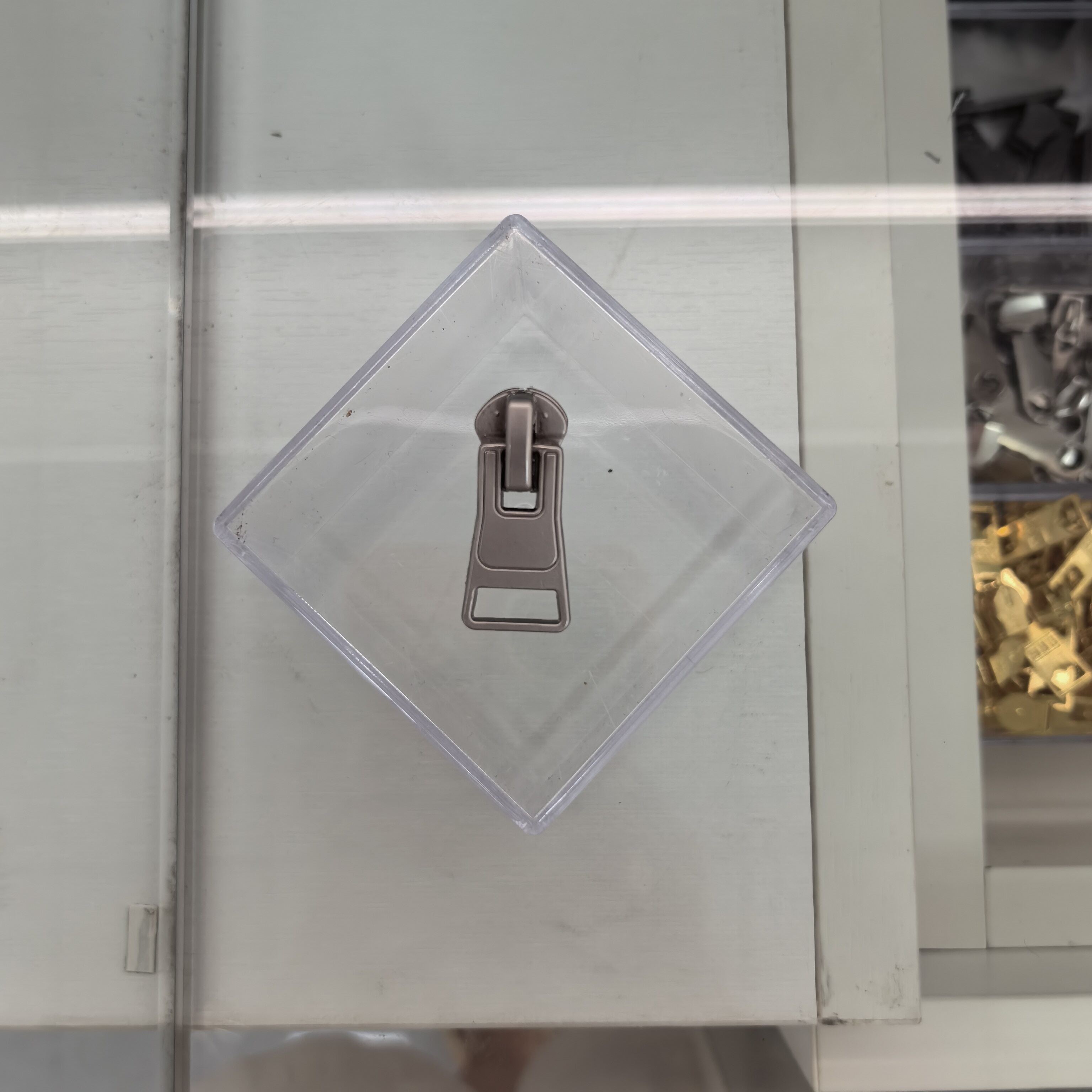Rectangular box pull tab