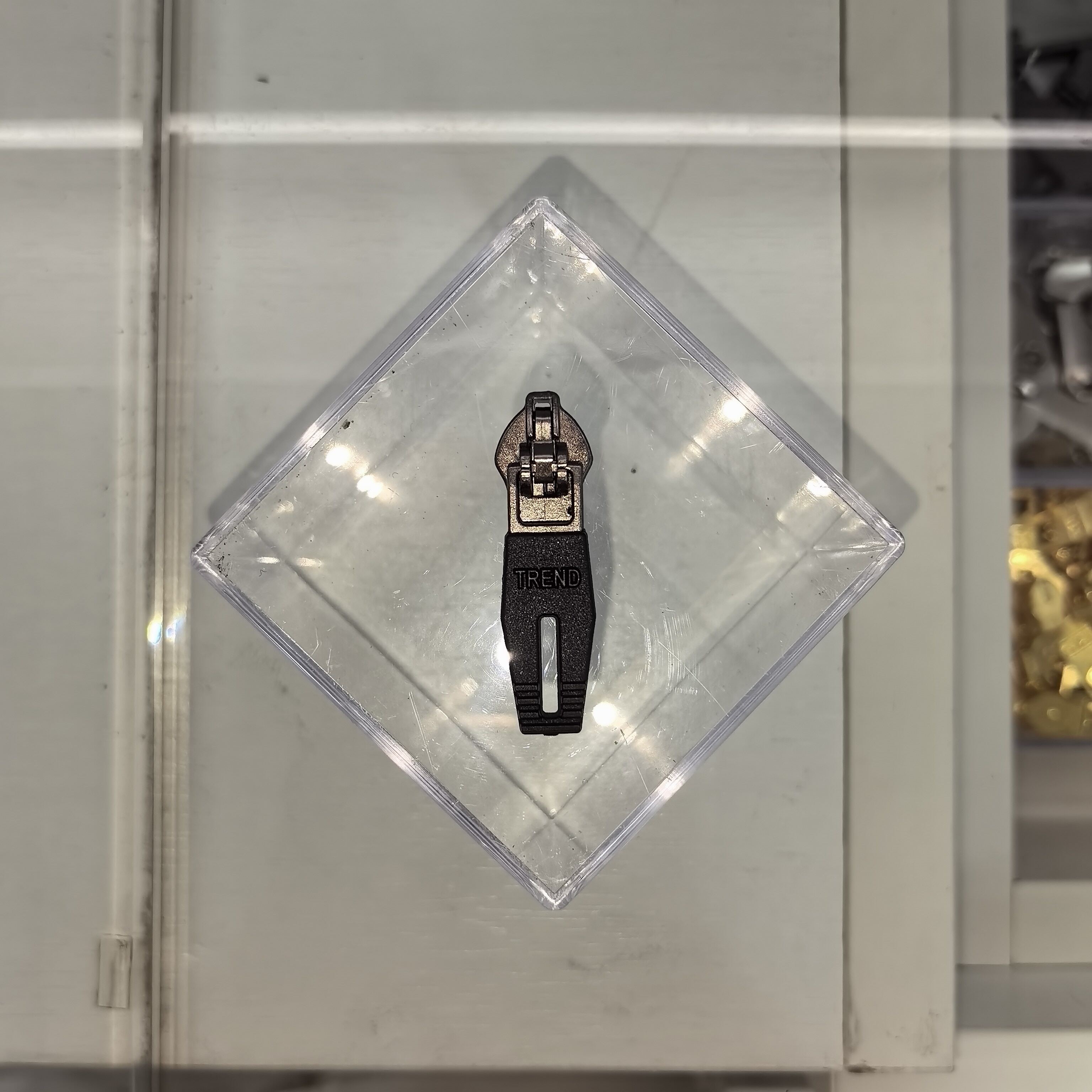 Black TREND pull tab
