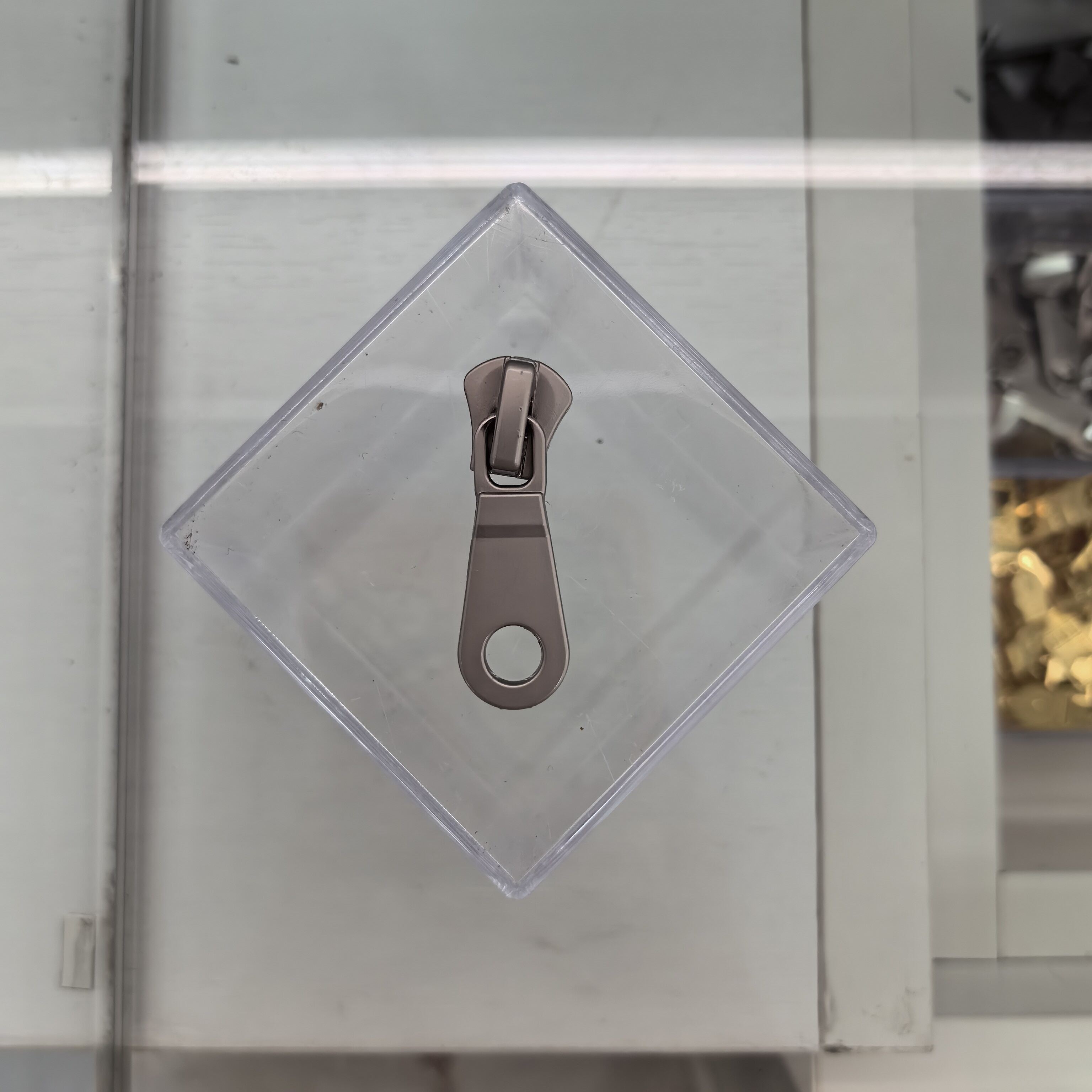 Round-hole droplet pull tab