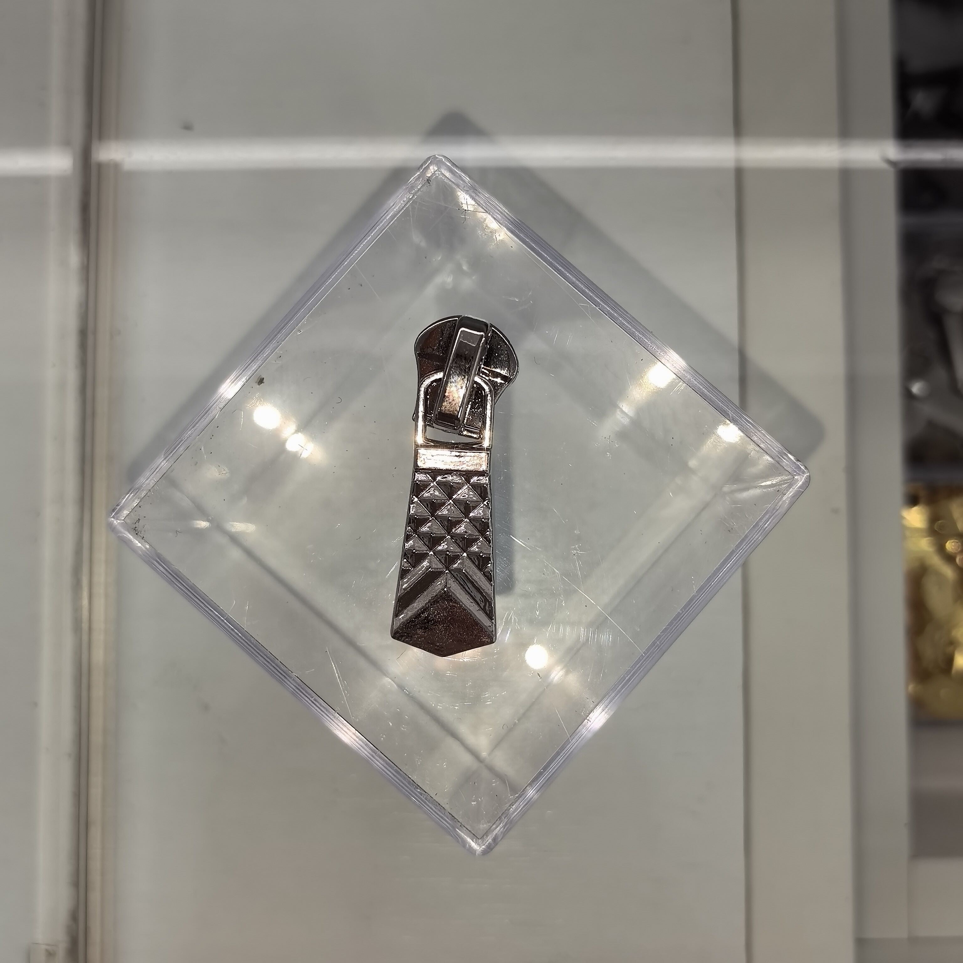 Diamond-pattern zipper pull