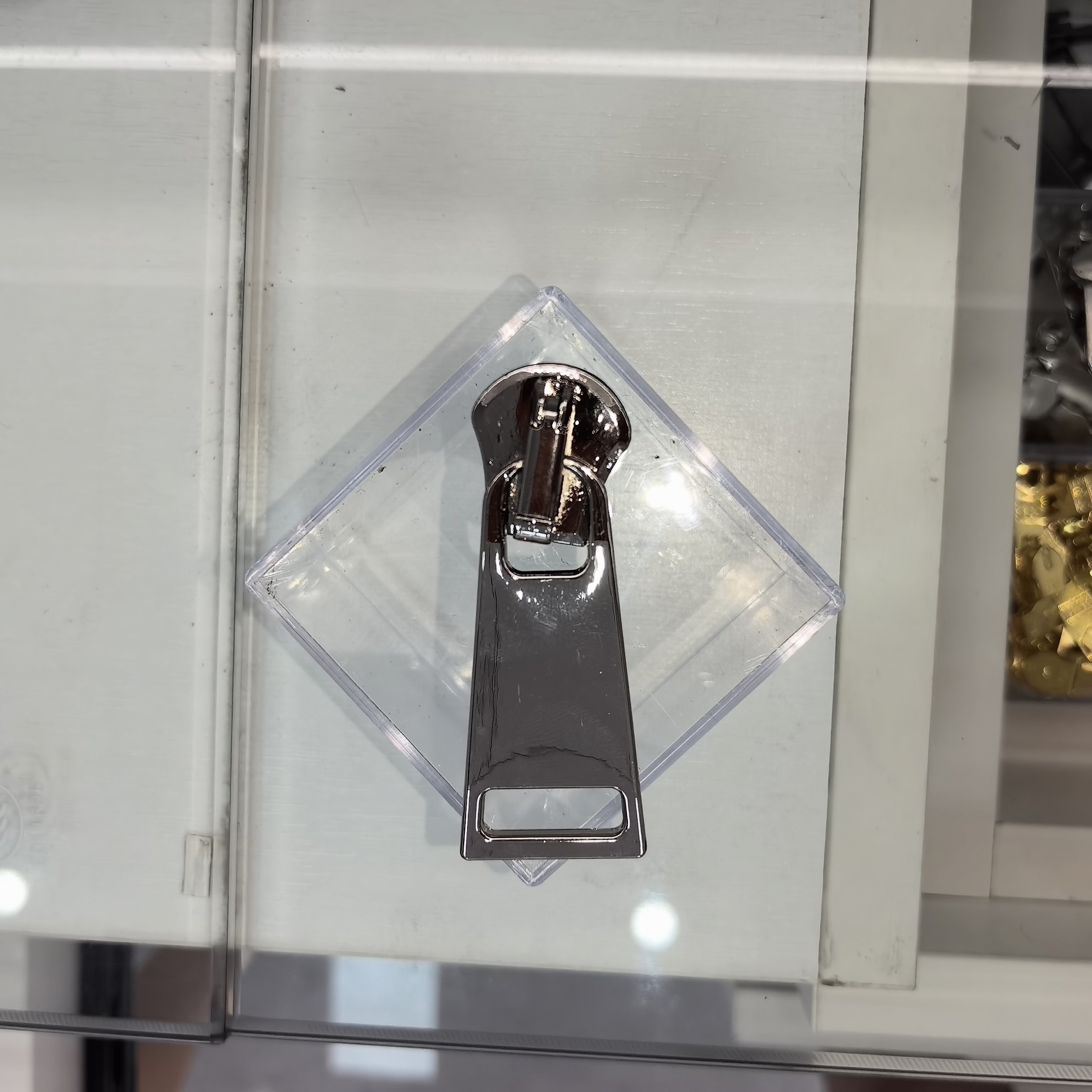 Trapezoidal glossy pull