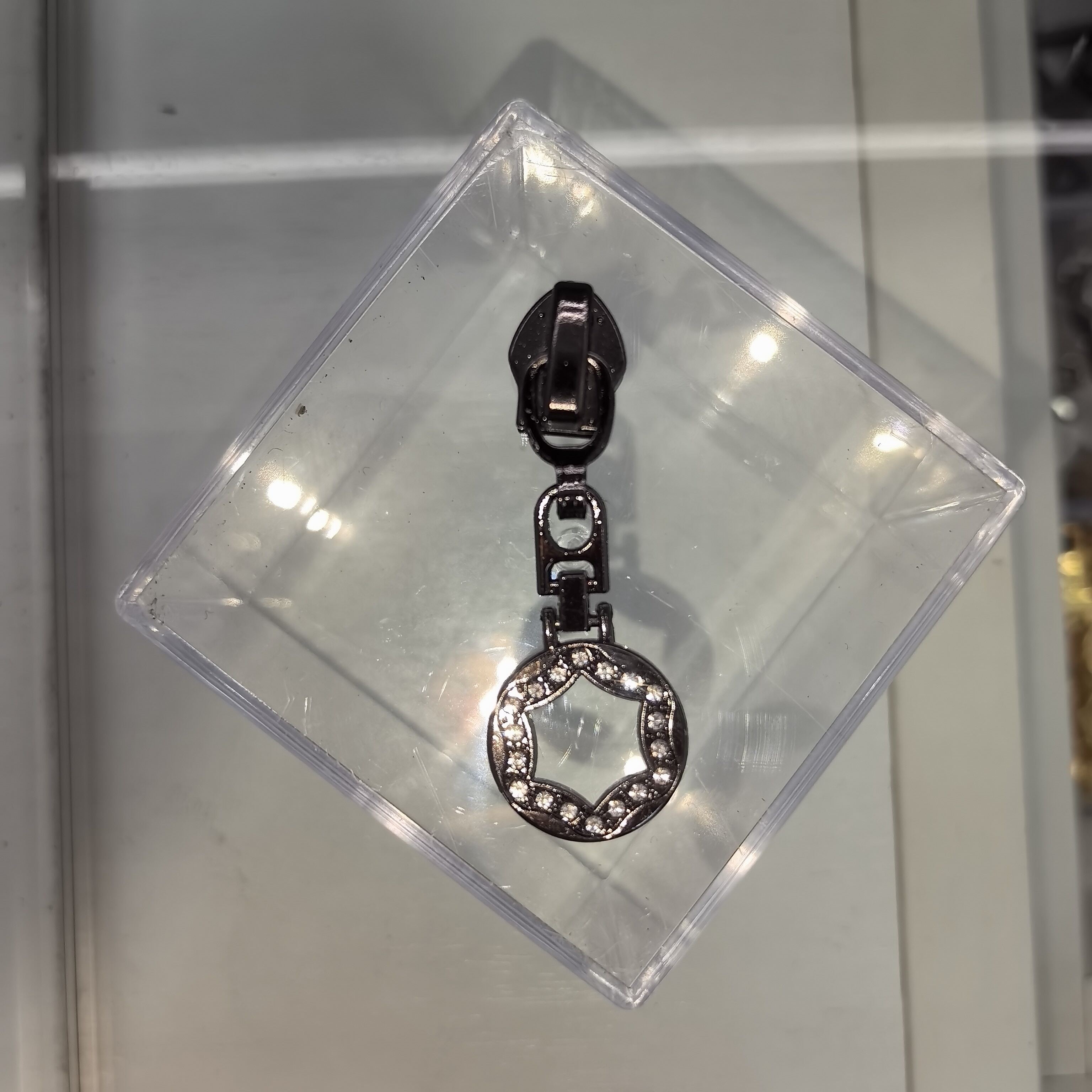 Star-shaped rhinestone zipper pull