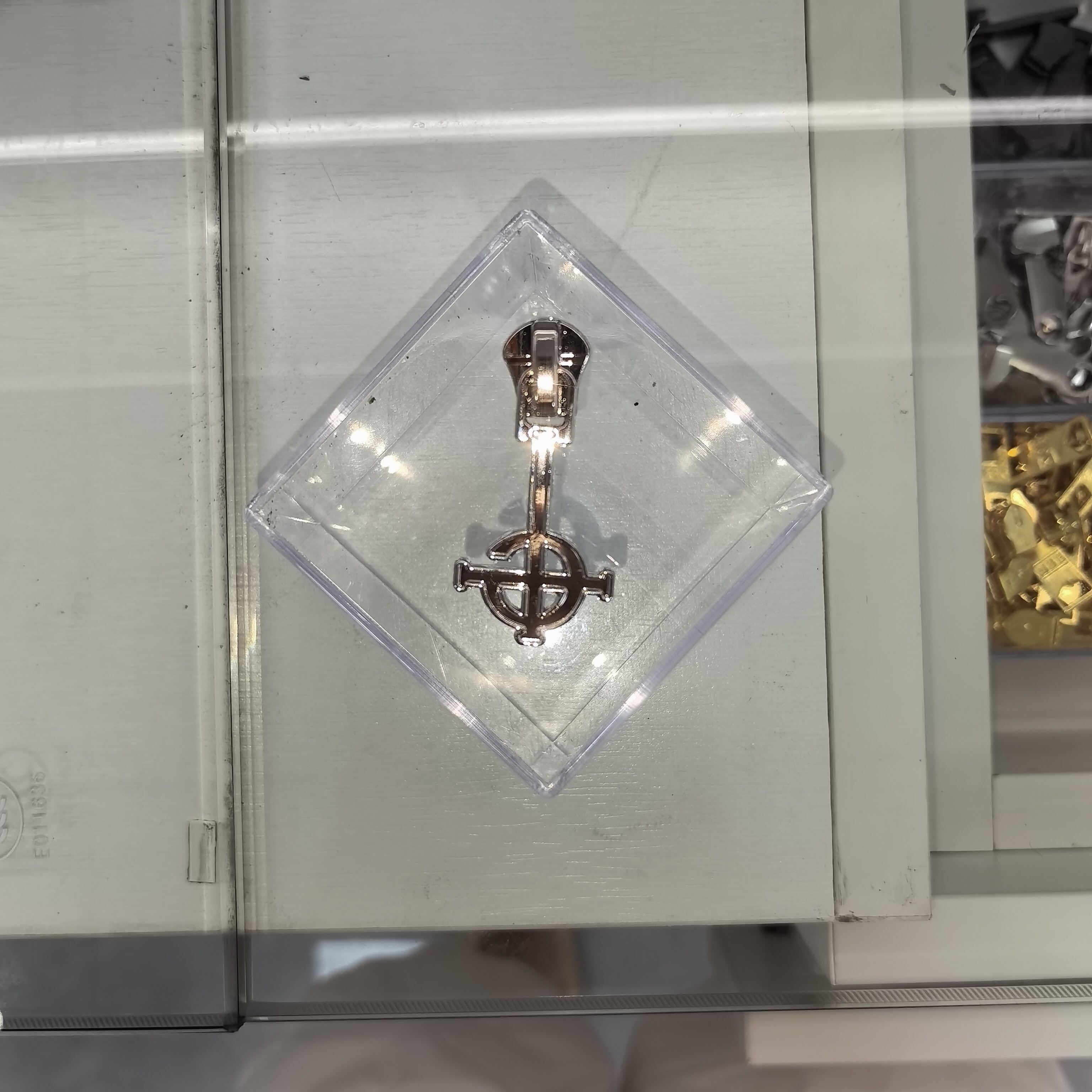Anchor Cross Pull Tab