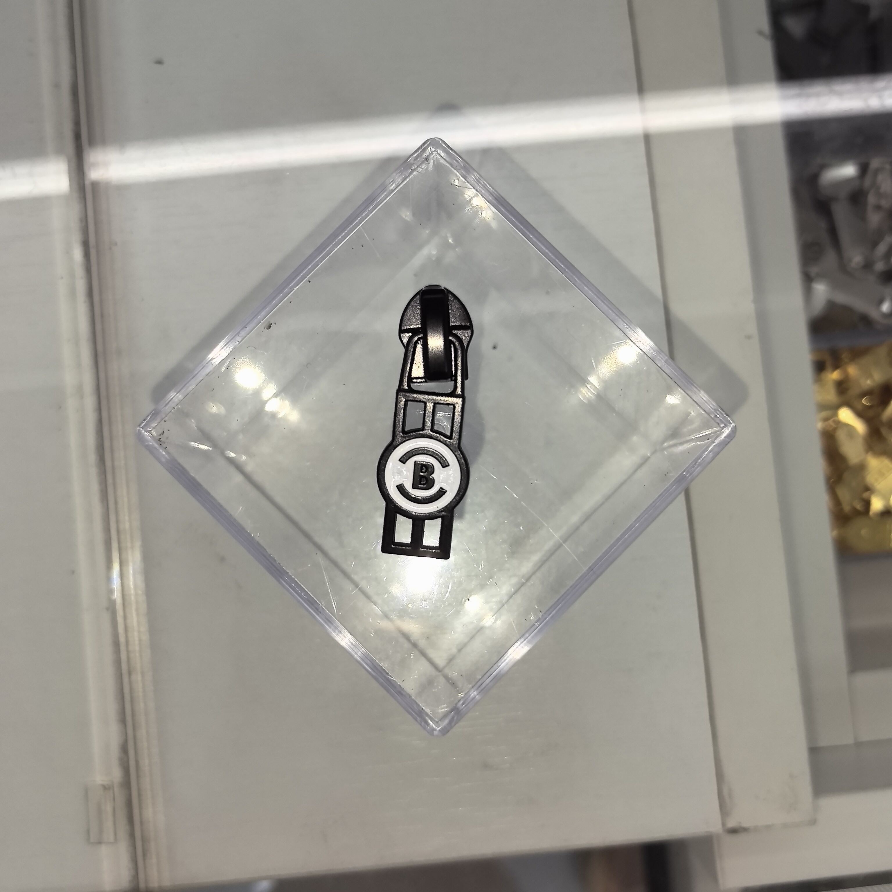 B-shaped circular pull tab