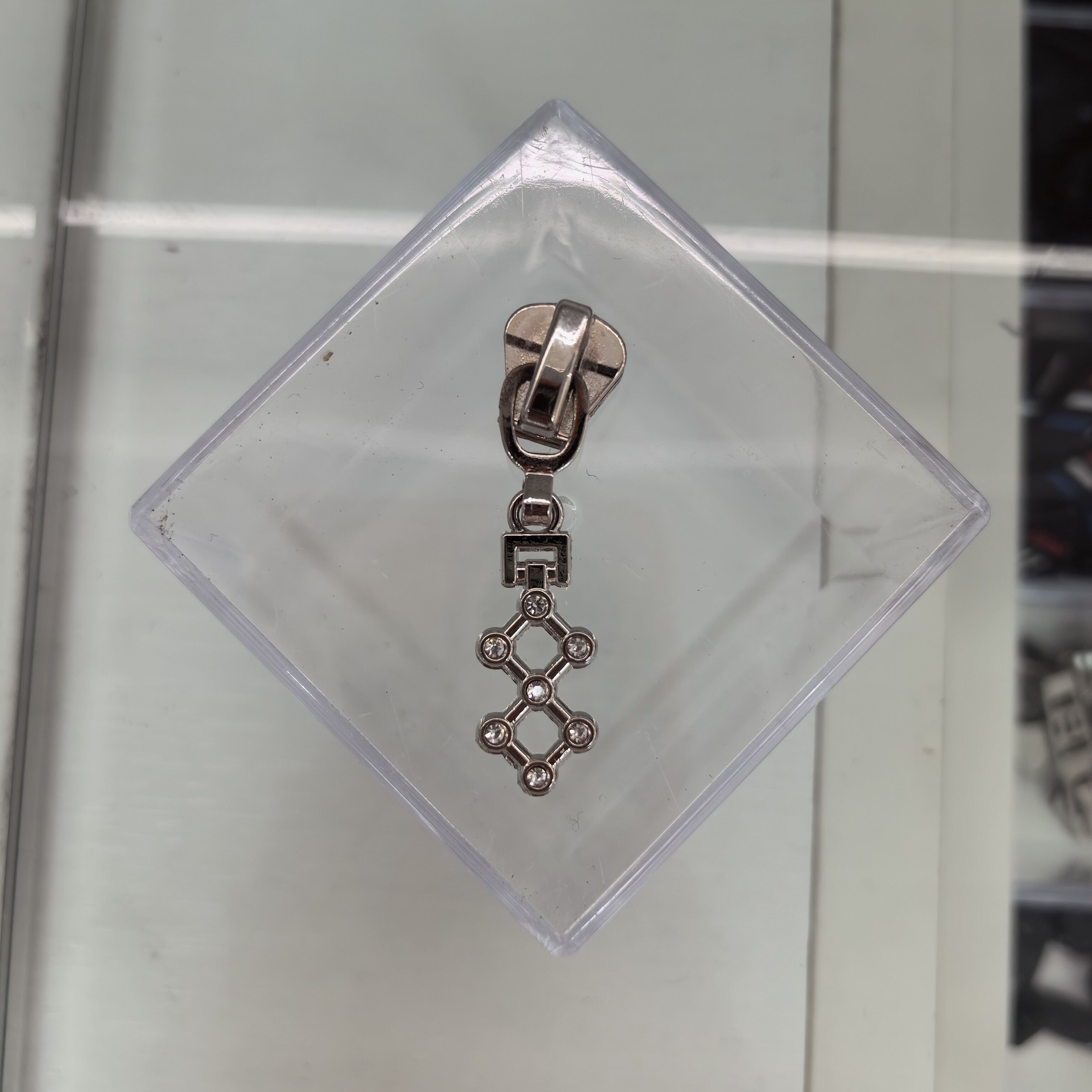 Rhine-stone pendant pull tab