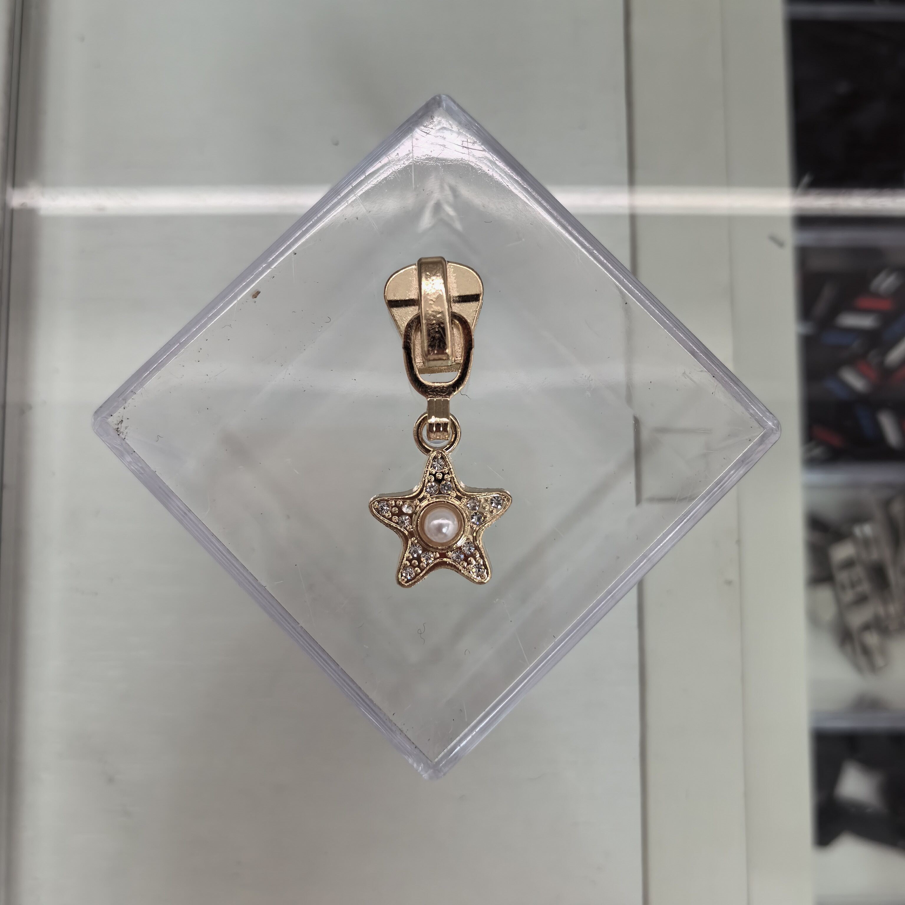Star-shaped pendant pull
