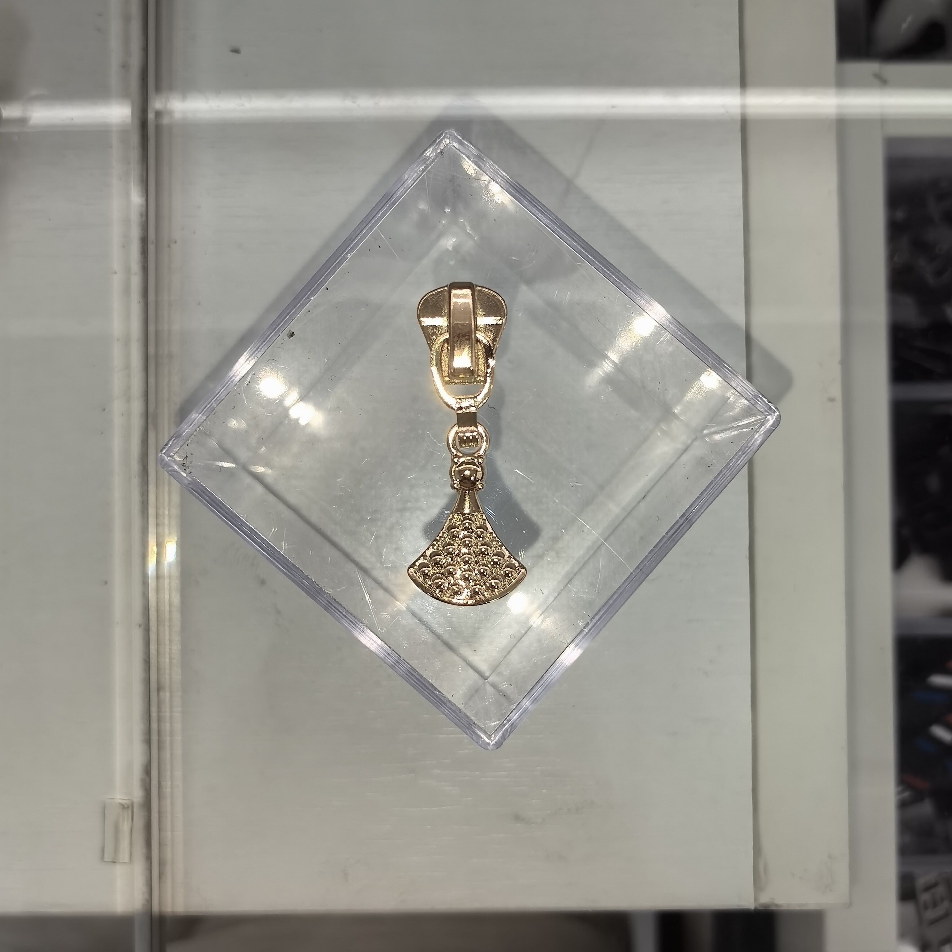 Fan-shaped full-diamond pull tab