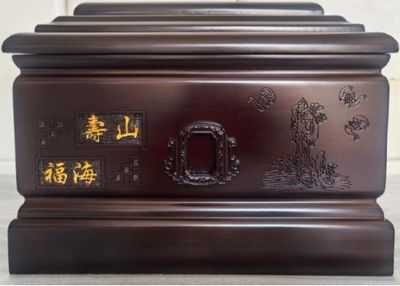 展架上干净整洁的手工骨灰盒