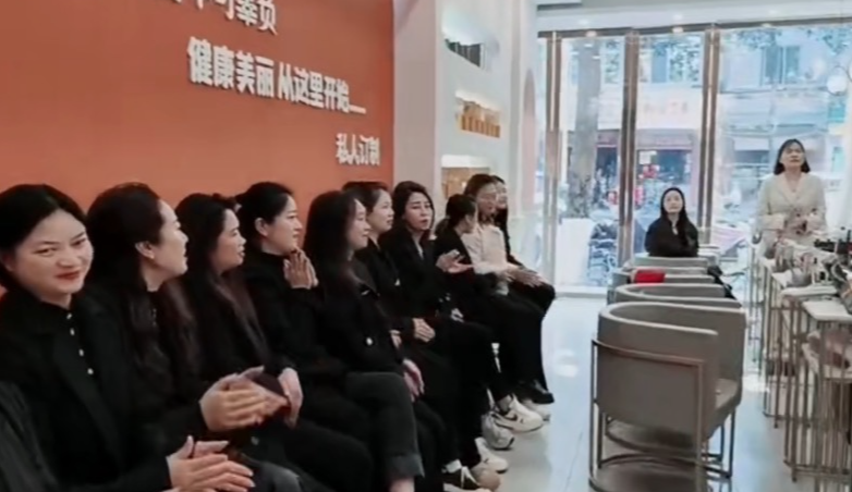 创始人为客户提供养护服务