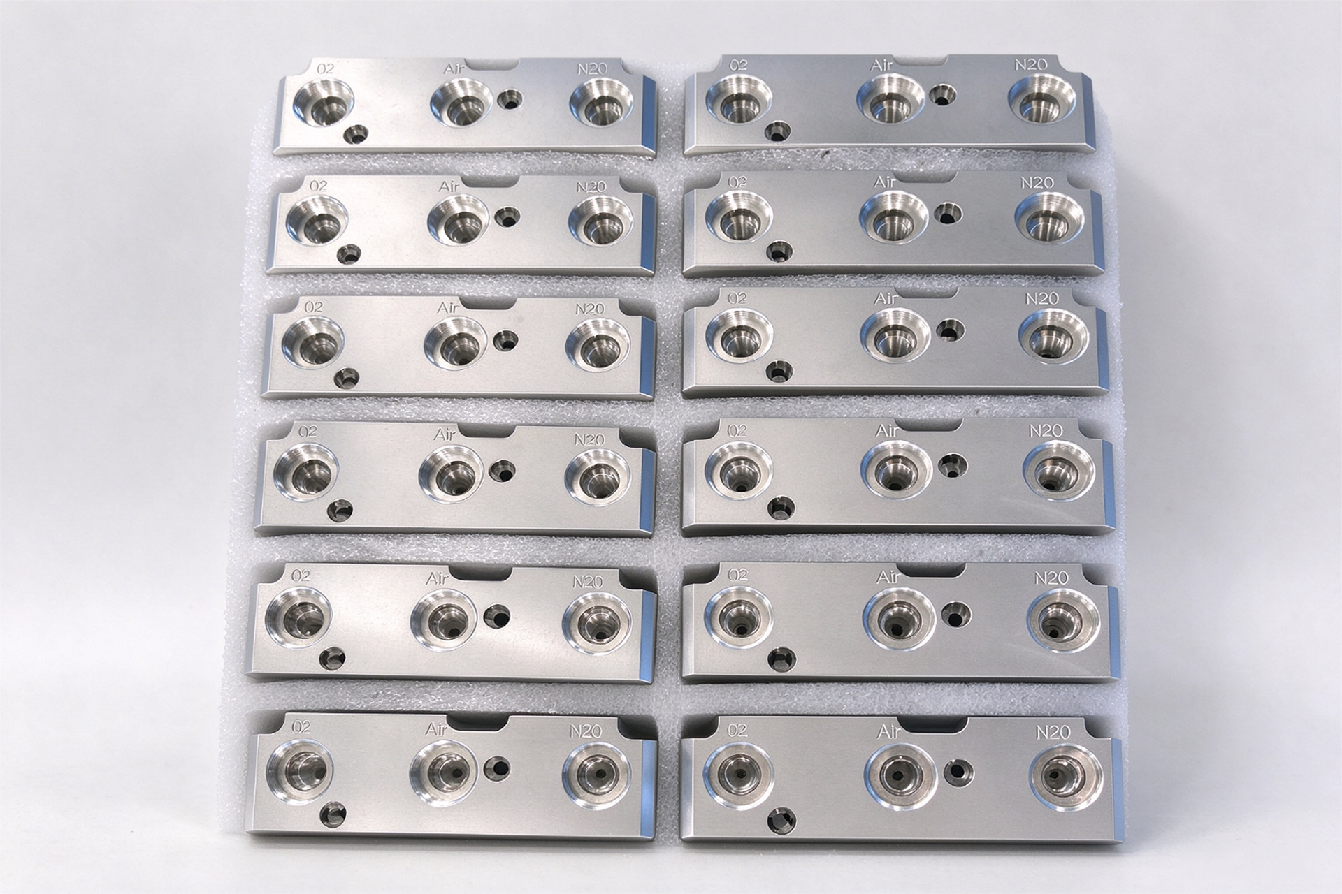 Pneumatic manifold block / Common base