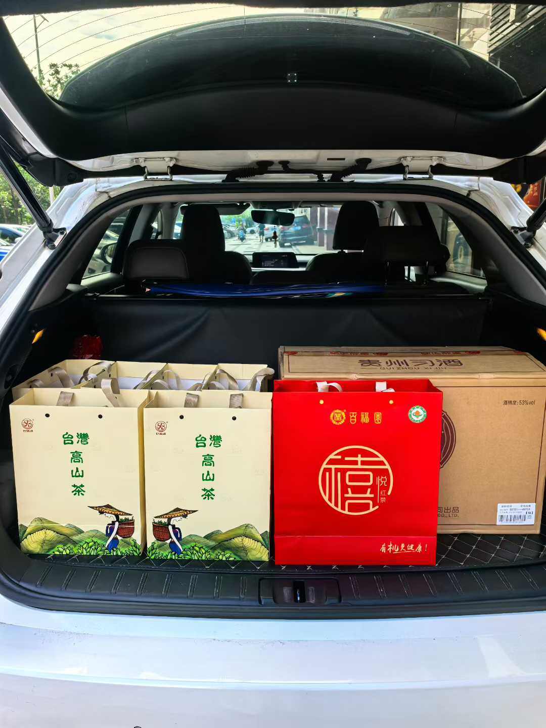 Taiwan High-Mountain Tea + Baifuyuan Yue Red Tea + Guizhou Xi Jiu Set – In-Store Photo