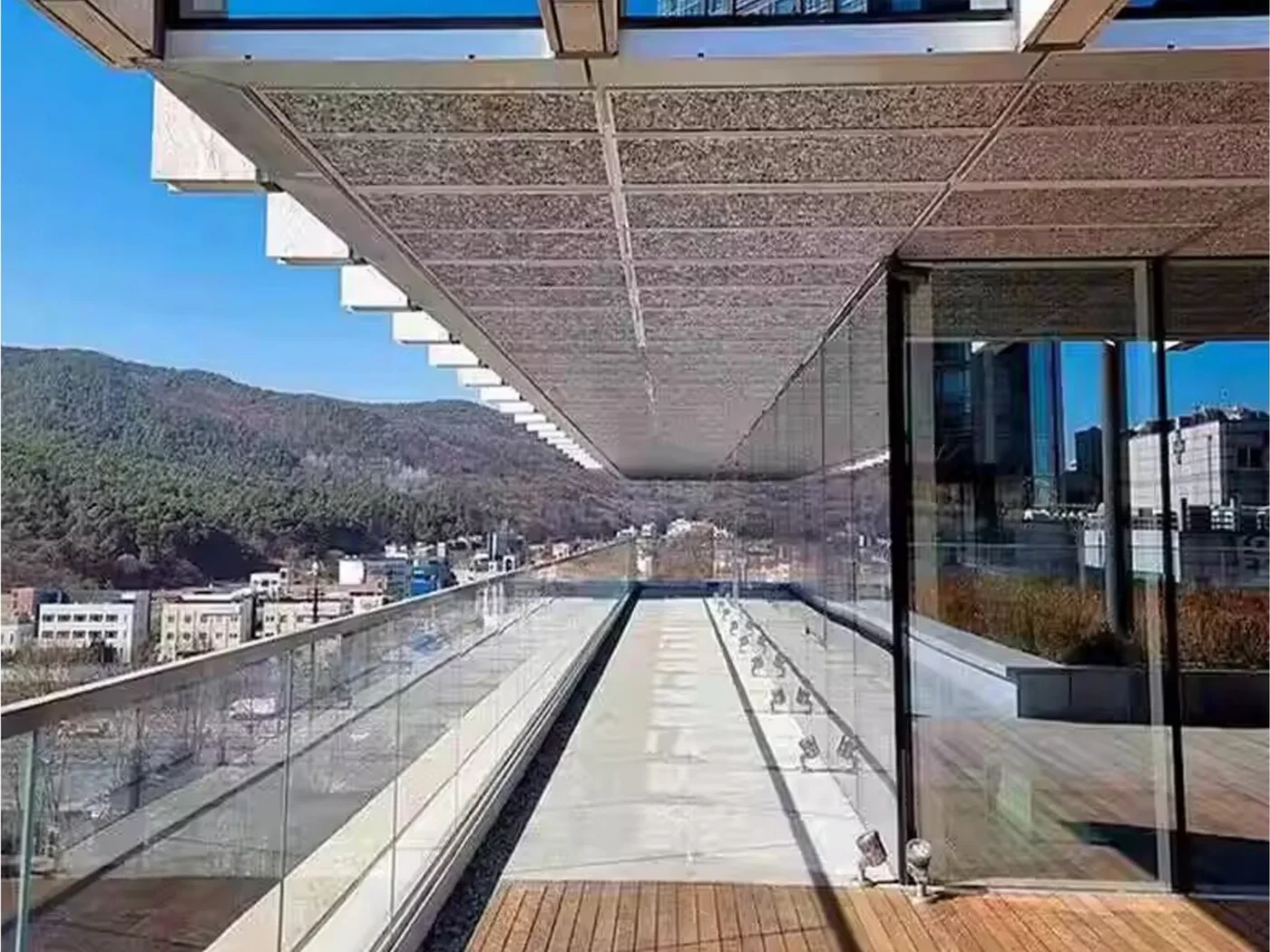 软瓷3D系列：仿天然洞石纹理柔性石材，浅灰褐色调，用于现代建筑外墙立面与阳台顶棚实景应用