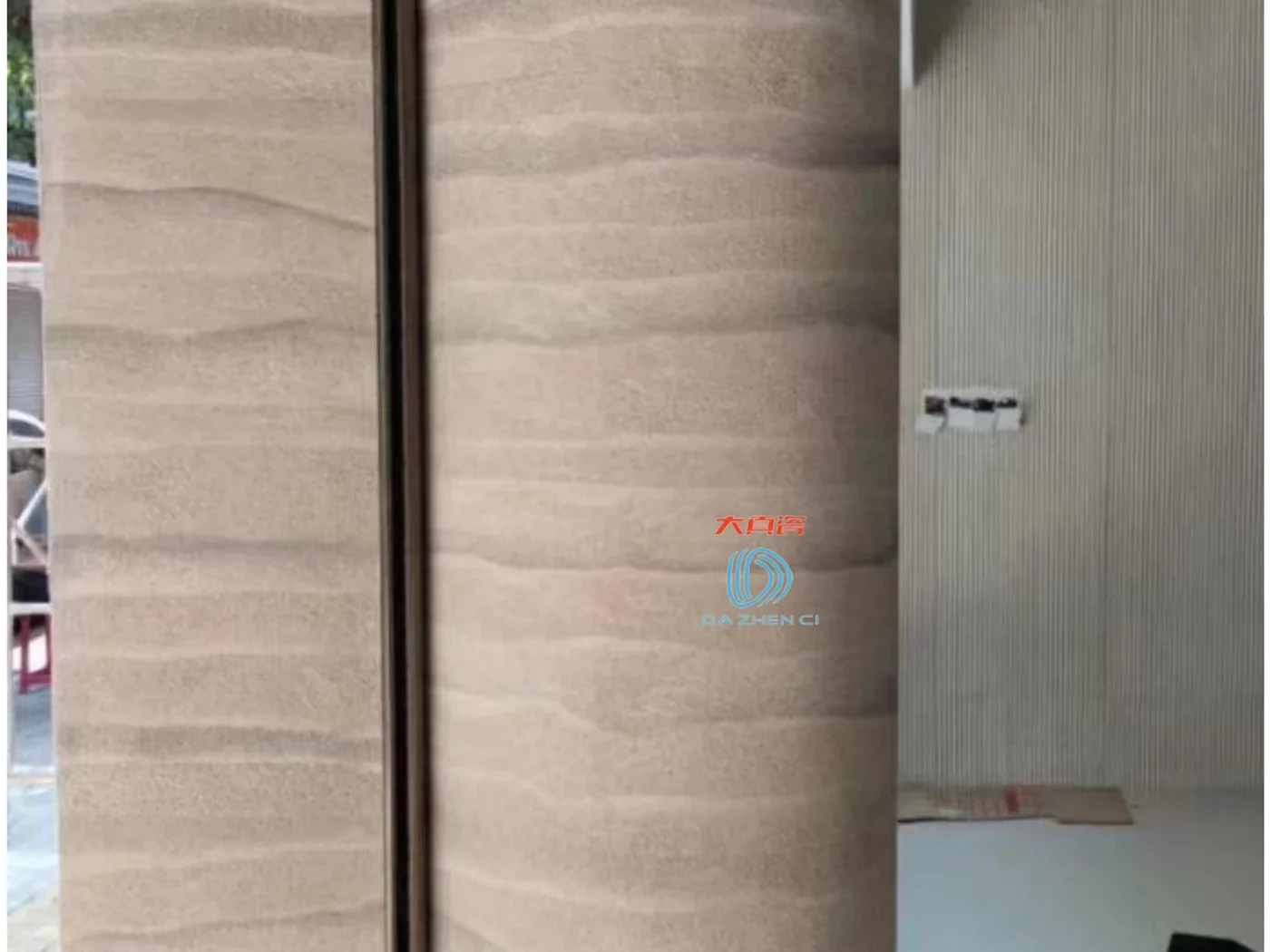软瓷夯土系列：仿夯土肌理软瓷薄板，浅米黄色调带横向波浪纹，车间实拍呈材料质感与拼接