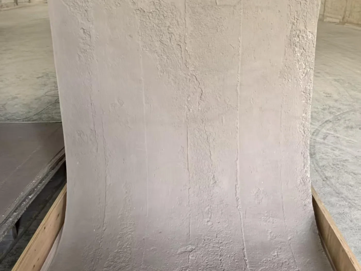 主推新品·3D纹理系列：柔韧软瓷基材，浅灰米色仿天然洞石肌理，车间实拍大板卷材状态