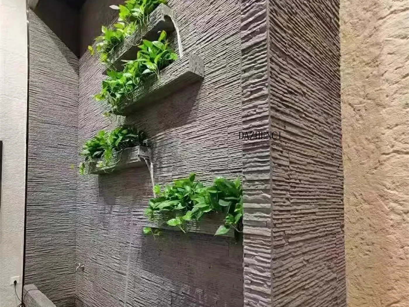 软瓷3D系列：仿天然洞石纹理柔性石材，灰褐色调，用于室内墙面搭配绿植装饰的实景应用