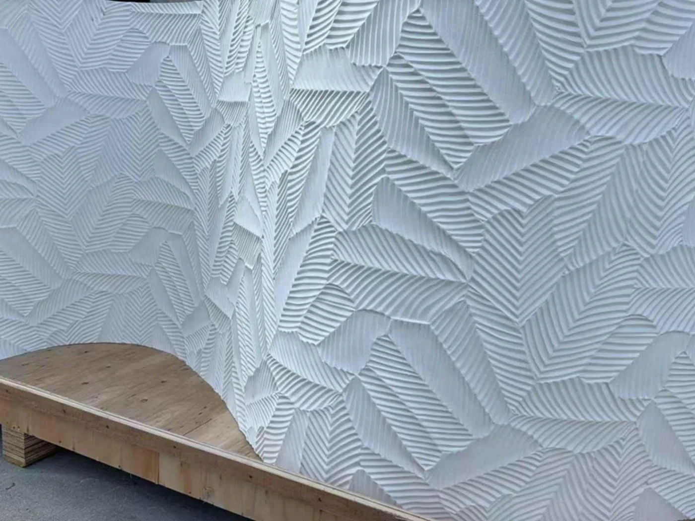 主推新品·3D纹理系列：柔韧软瓷材质，纯白色调，立体叶脉交错浮雕纹理，样板色卡，呈于木质展台背景墙