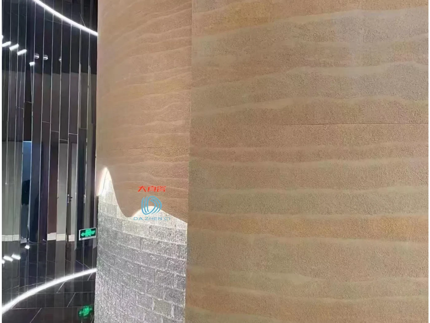 软瓷夯土系列：仿夯土肌理软瓷材料，浅米黄与暖灰过渡色系，应用于室内墙面与背景墙实景