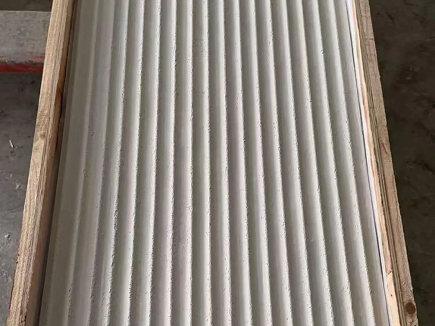 主推新品·3D纹理系列：柔韧水泥基材浅灰白竖向波纹肌理，车间实拍样板定型过程中的半成品板