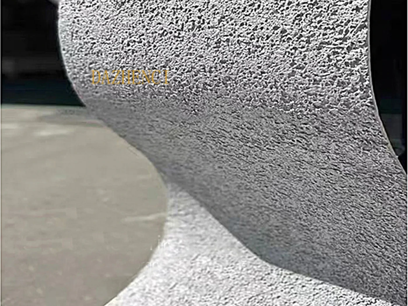 软瓷3D系列：仿洞石肌理软瓷材料，浅灰白颗粒质感，样板色卡与车间实拍结合