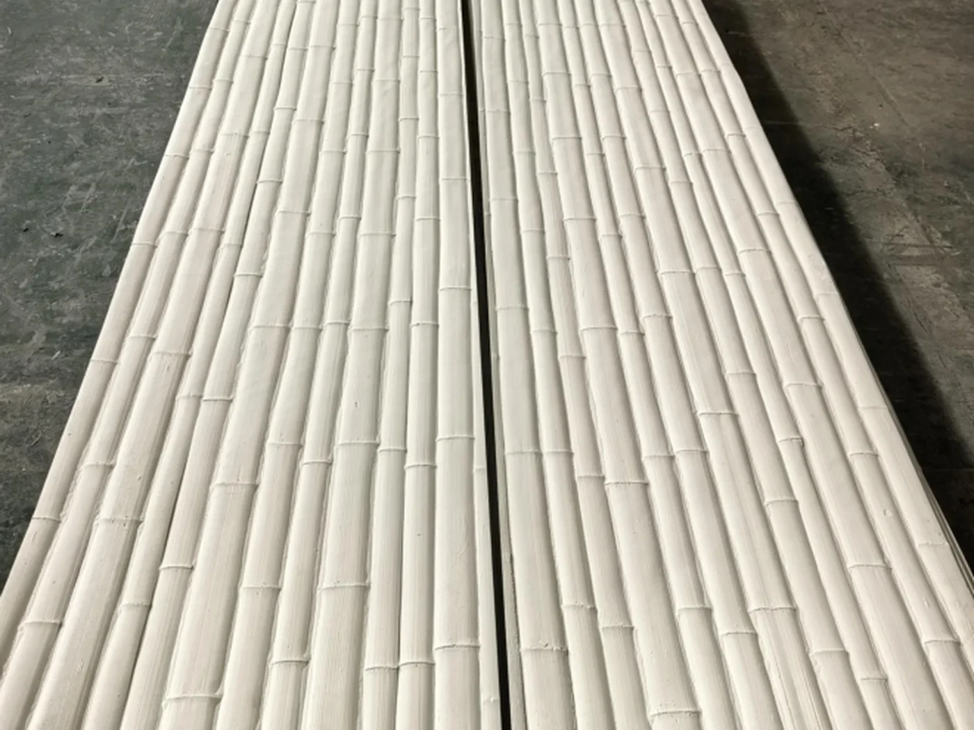 主推新品·3D纹理系列：仿竹节浮雕柔性石材，浅米白色调，车间实拍大板样张
