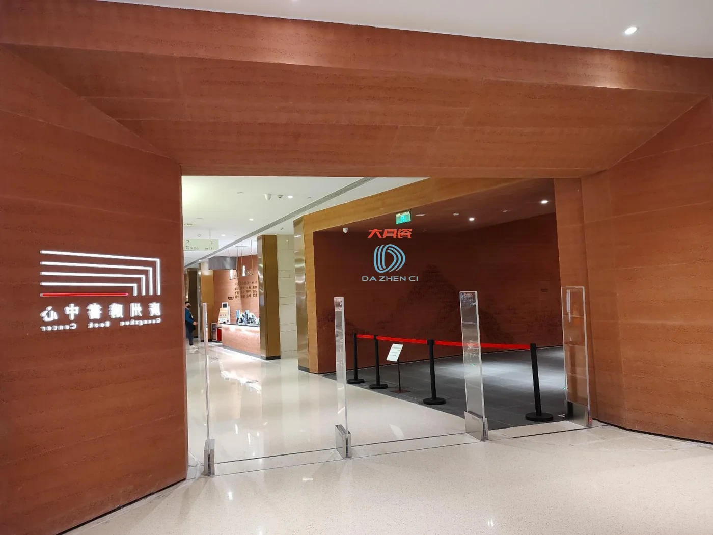 软瓷夯土系列：仿夯土肌理柔性石材，暖棕红主色调，用于商业空间门店入口墙面与柱面装饰
