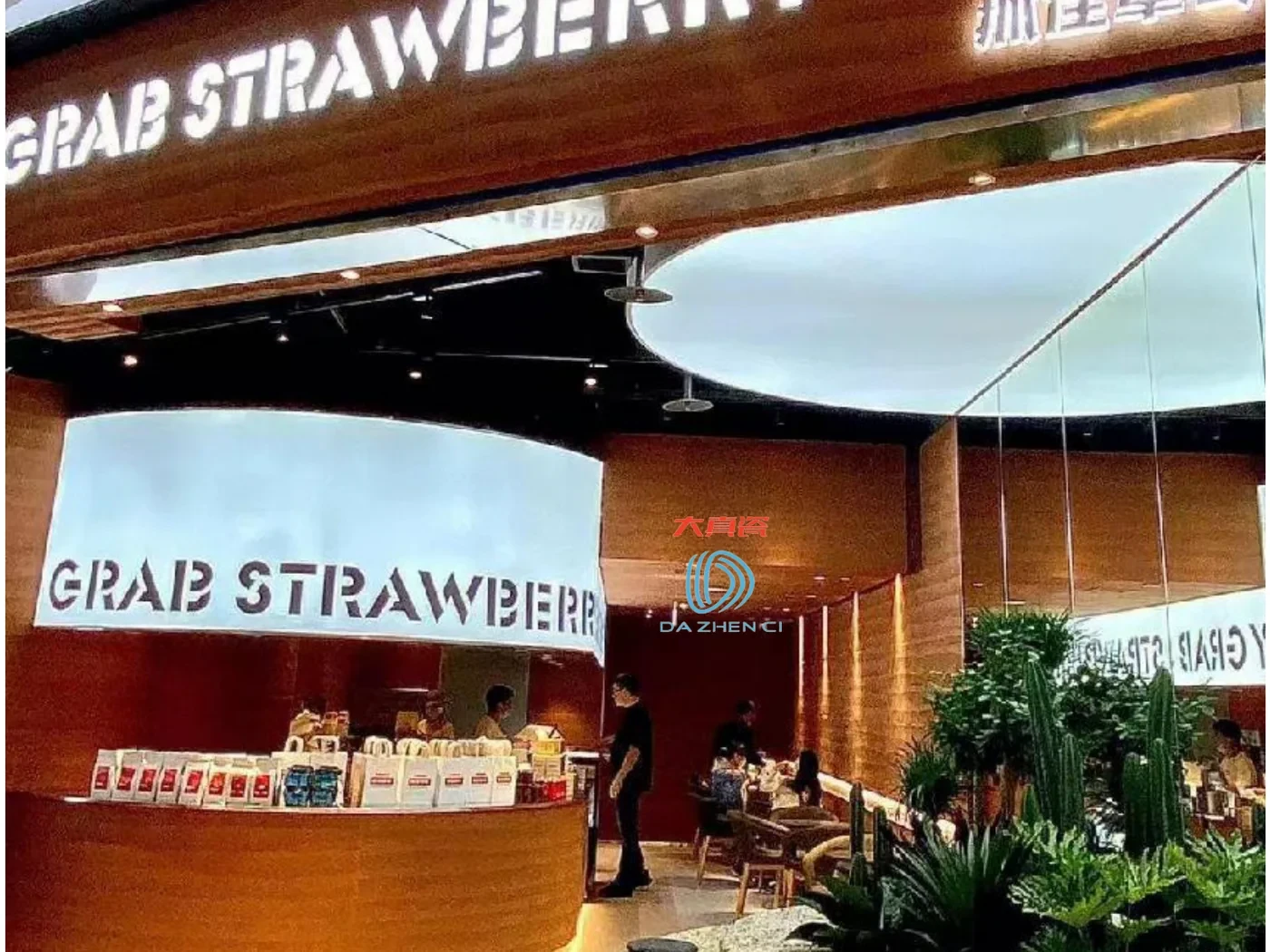 软瓷夯土系列：仿夯土肌理软瓷材料，暖棕红主色调，应用于商业空间门店的墙面与柱面装饰