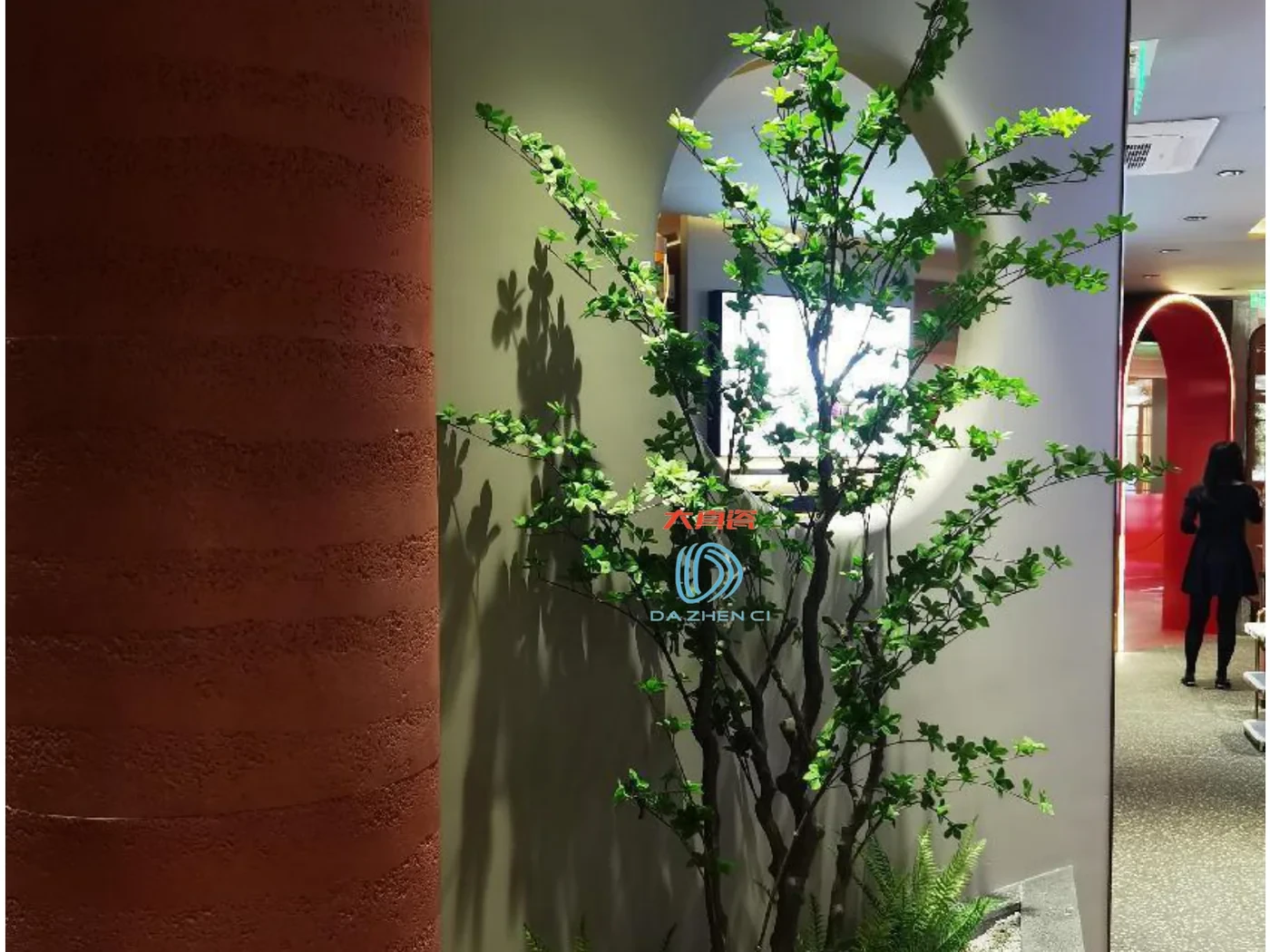 软瓷夯土系列：红褐色夯土质感表面，暖调土色系，应用于室内墙面与柱面的实景应用