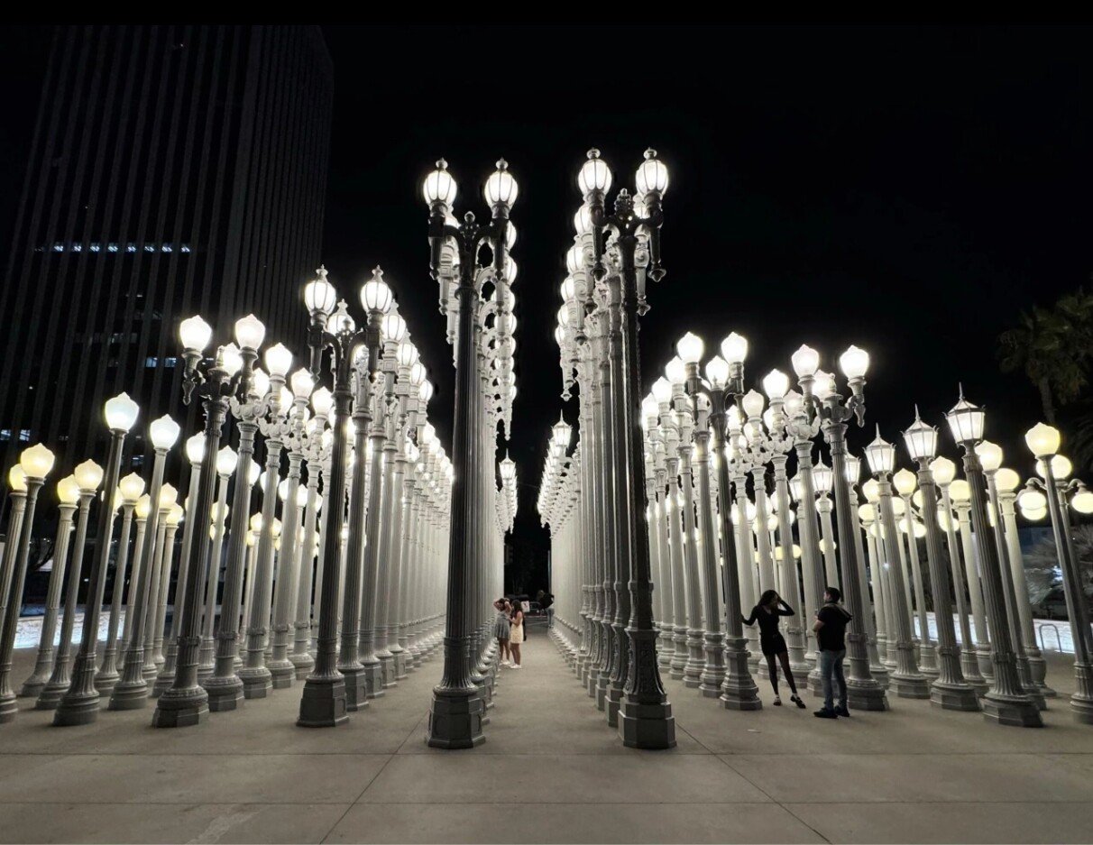 Vintage Street Lamp Array
