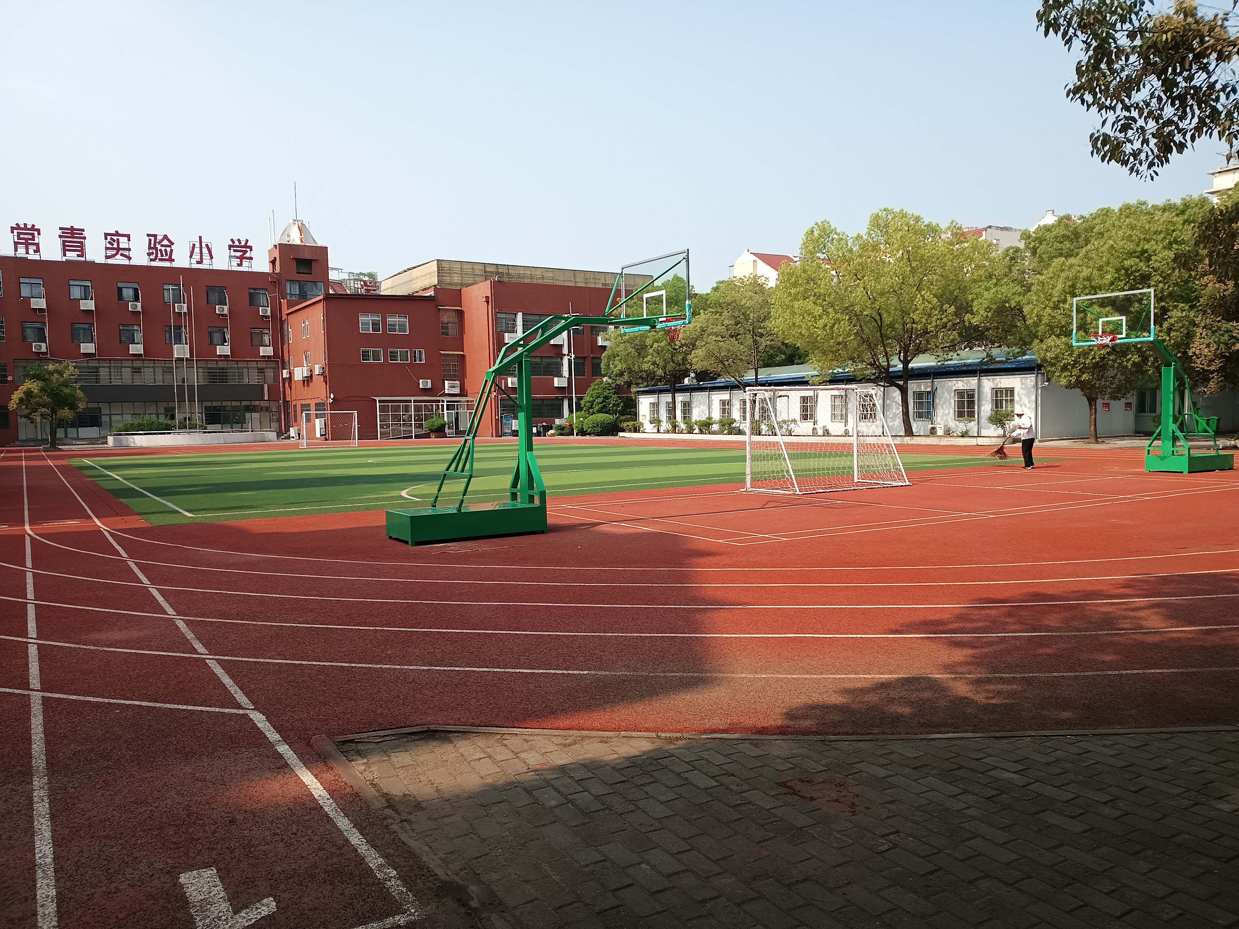 武汉常青实验小学新装平箱篮球架全景实拍