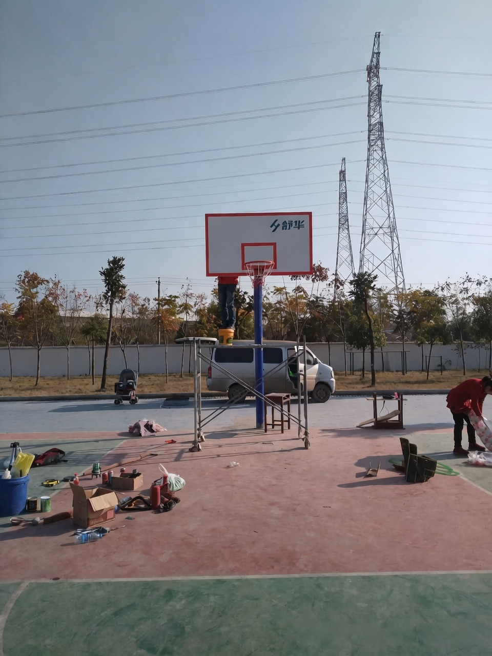 武汉小南湖小学新装地埋圆管篮球架全景