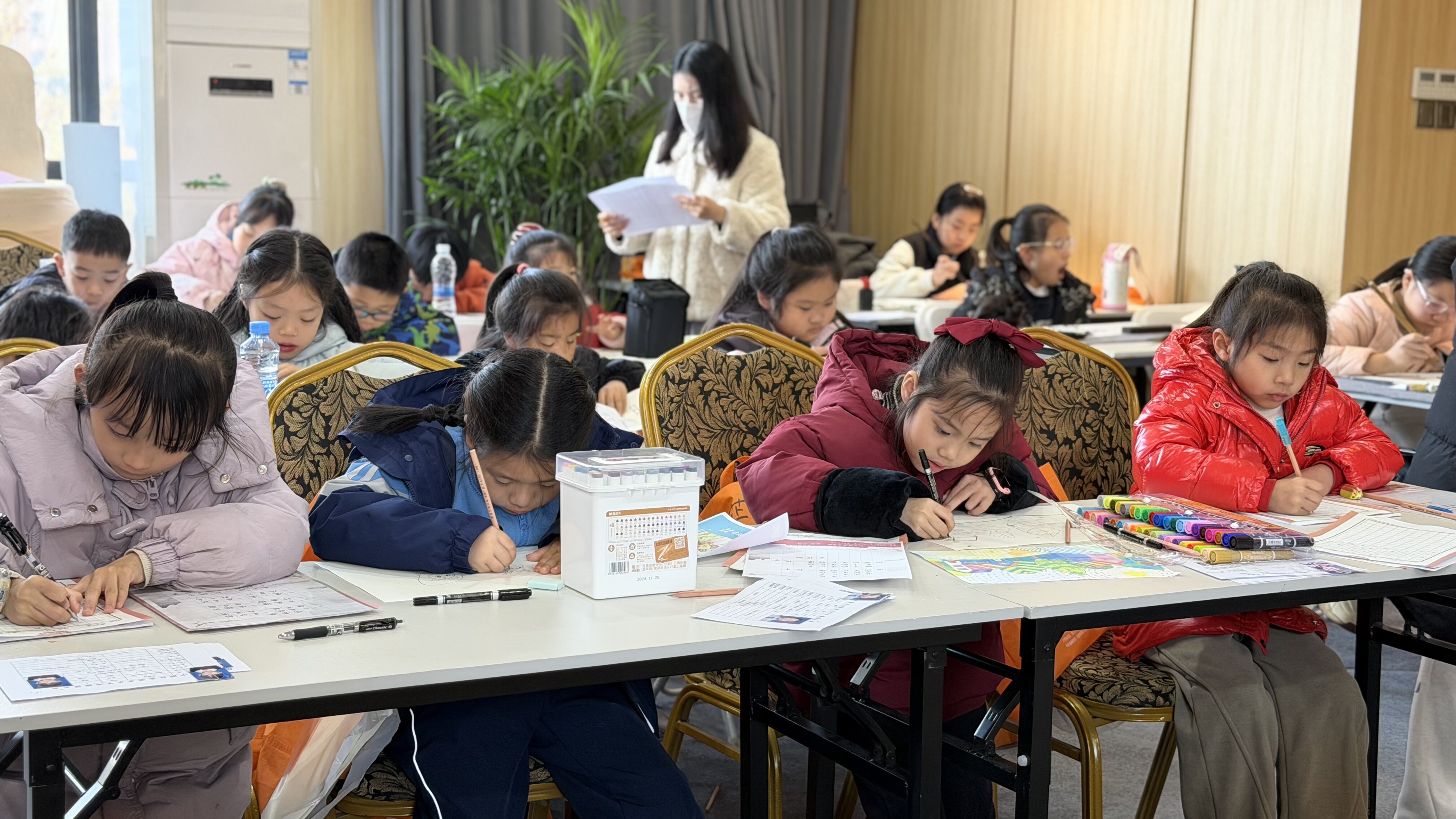 老师在课堂上指导学生写字