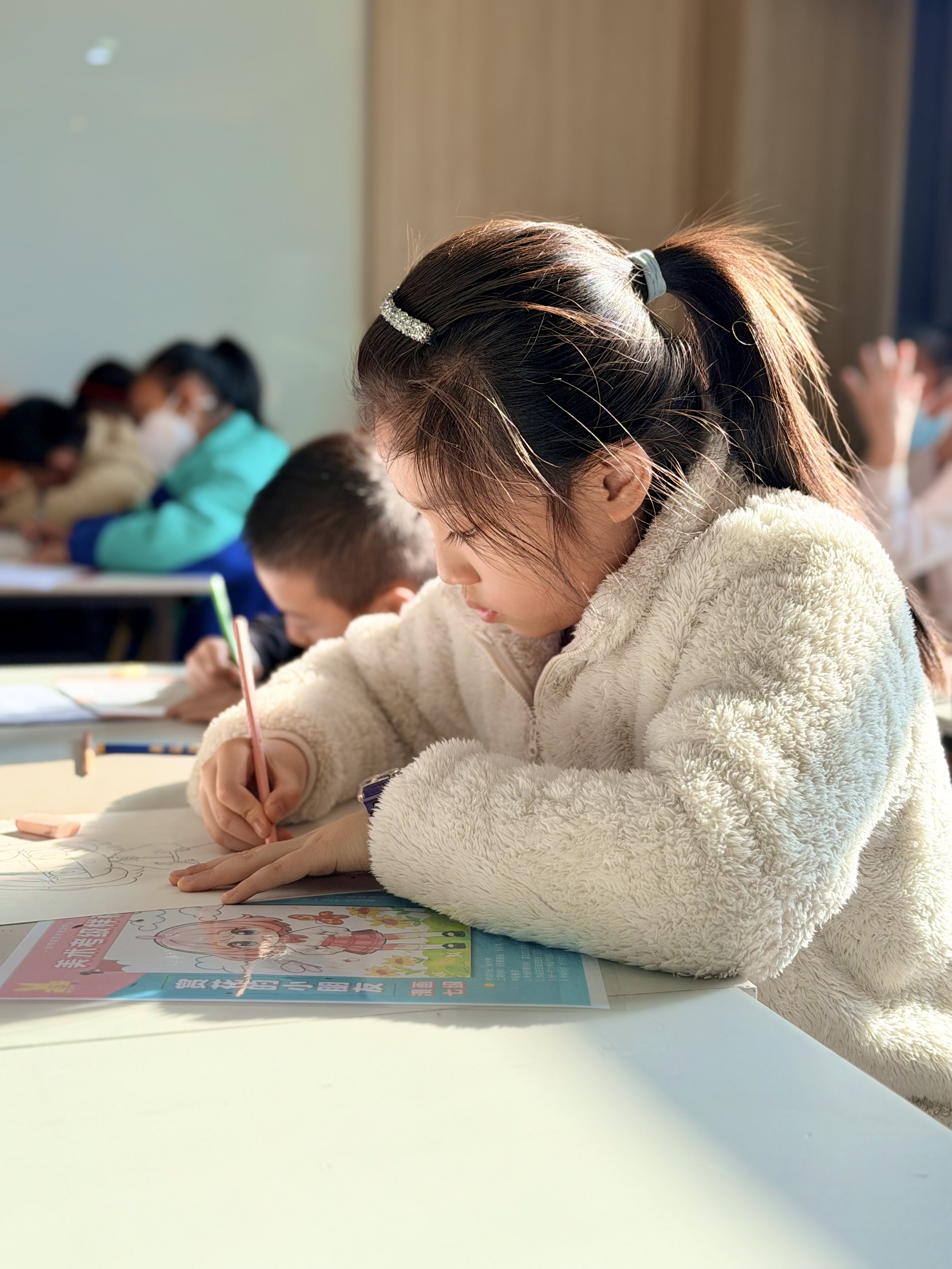 小女孩认真练习绘画的特写