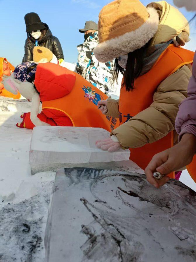 Parent-Child Ice Painting