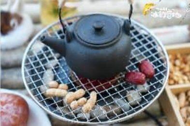 Warm tent: Stove-boiled tea with dried fruit and snacks
