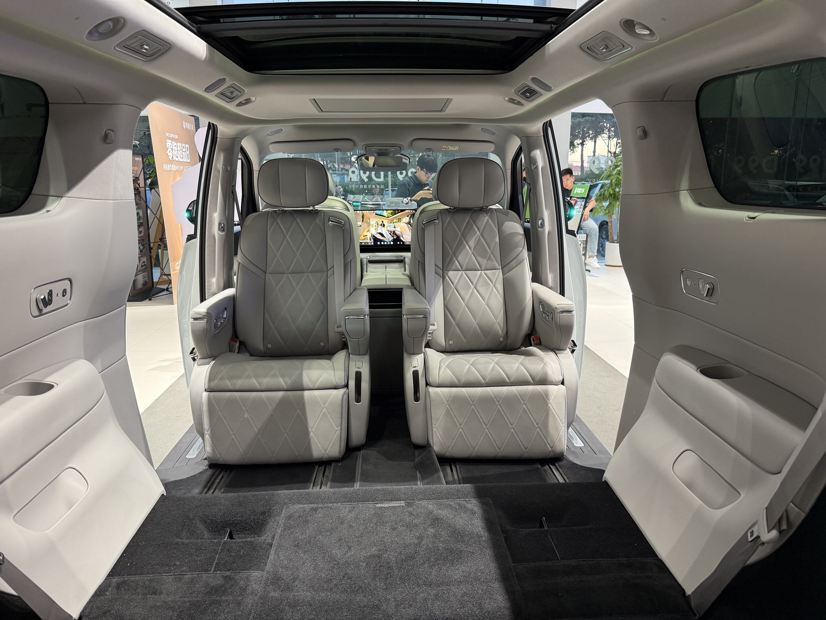 Leapmotor D9 9 second-row seat 180-degree adjustment