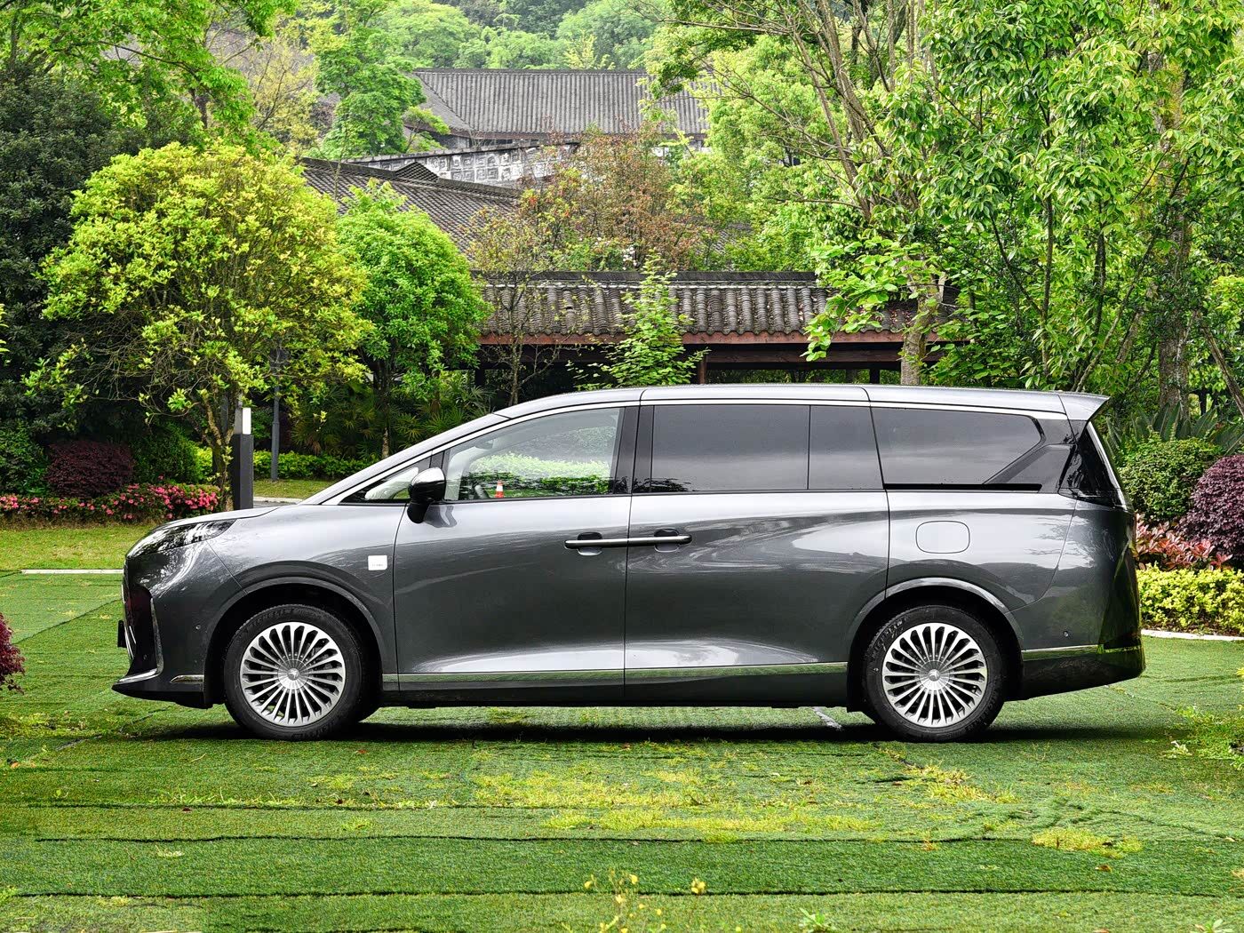 What are the key selling points of MPVs with rapidly rising monthly sales in 6?