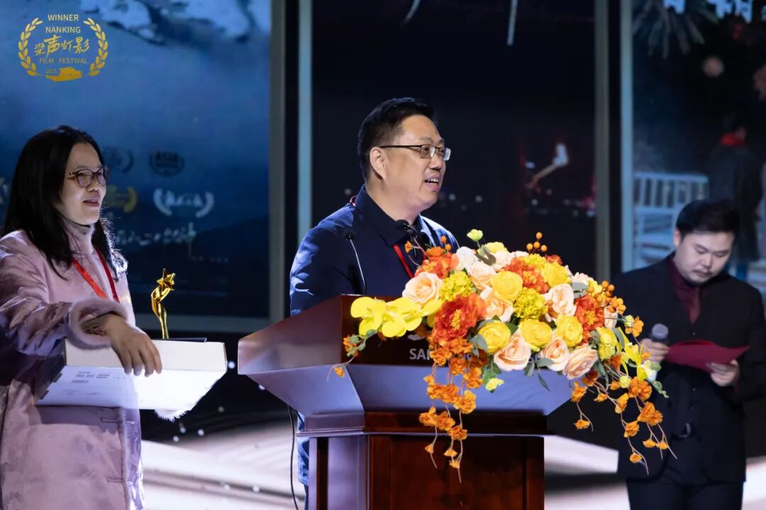 导演华夏的父亲、母亲代表代领推优证书并发言