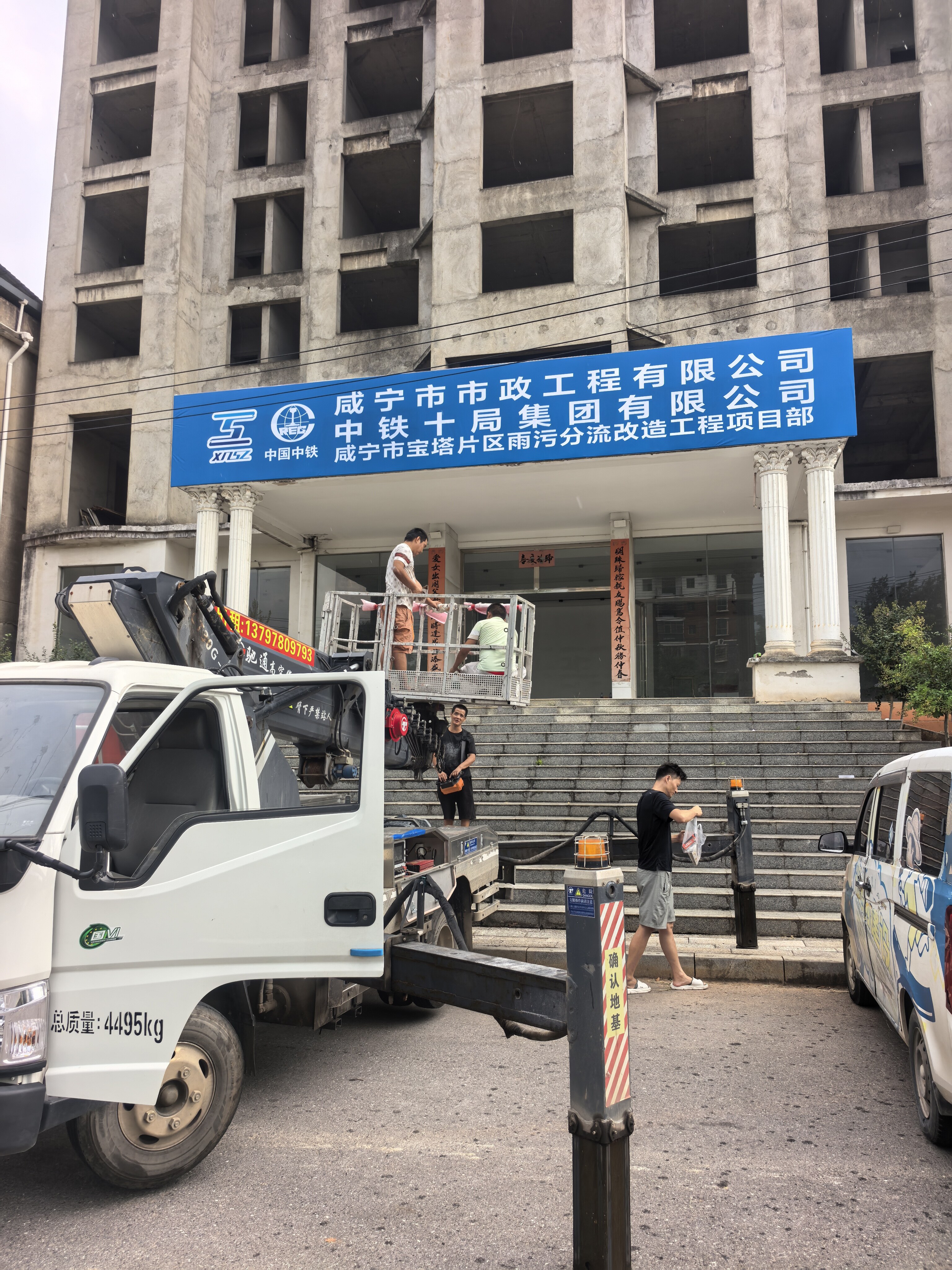 户外广告安全标准升级,门头招牌钢结构与抗风设计需重视