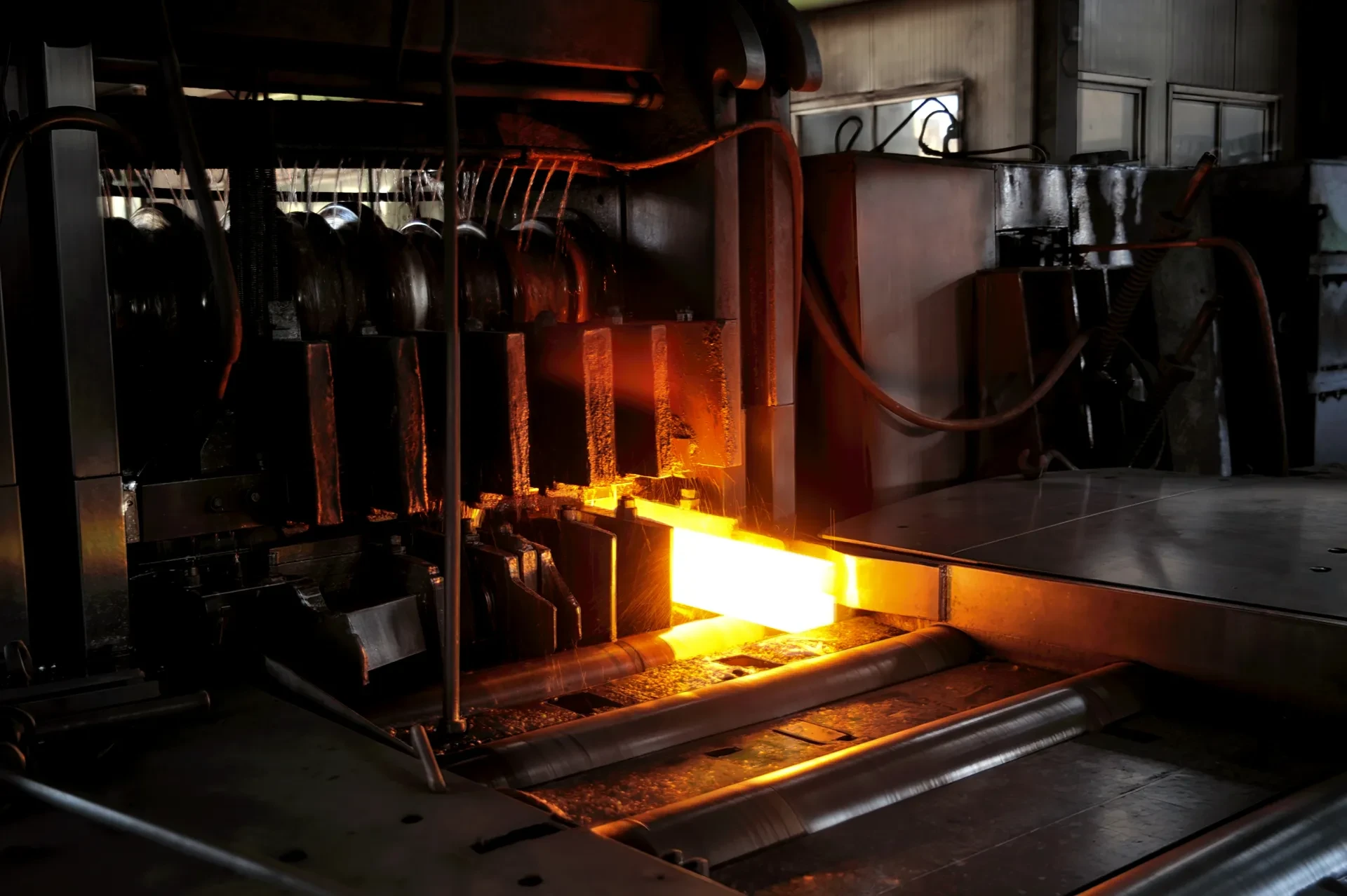 Steel slitting and leveling production line scenario
