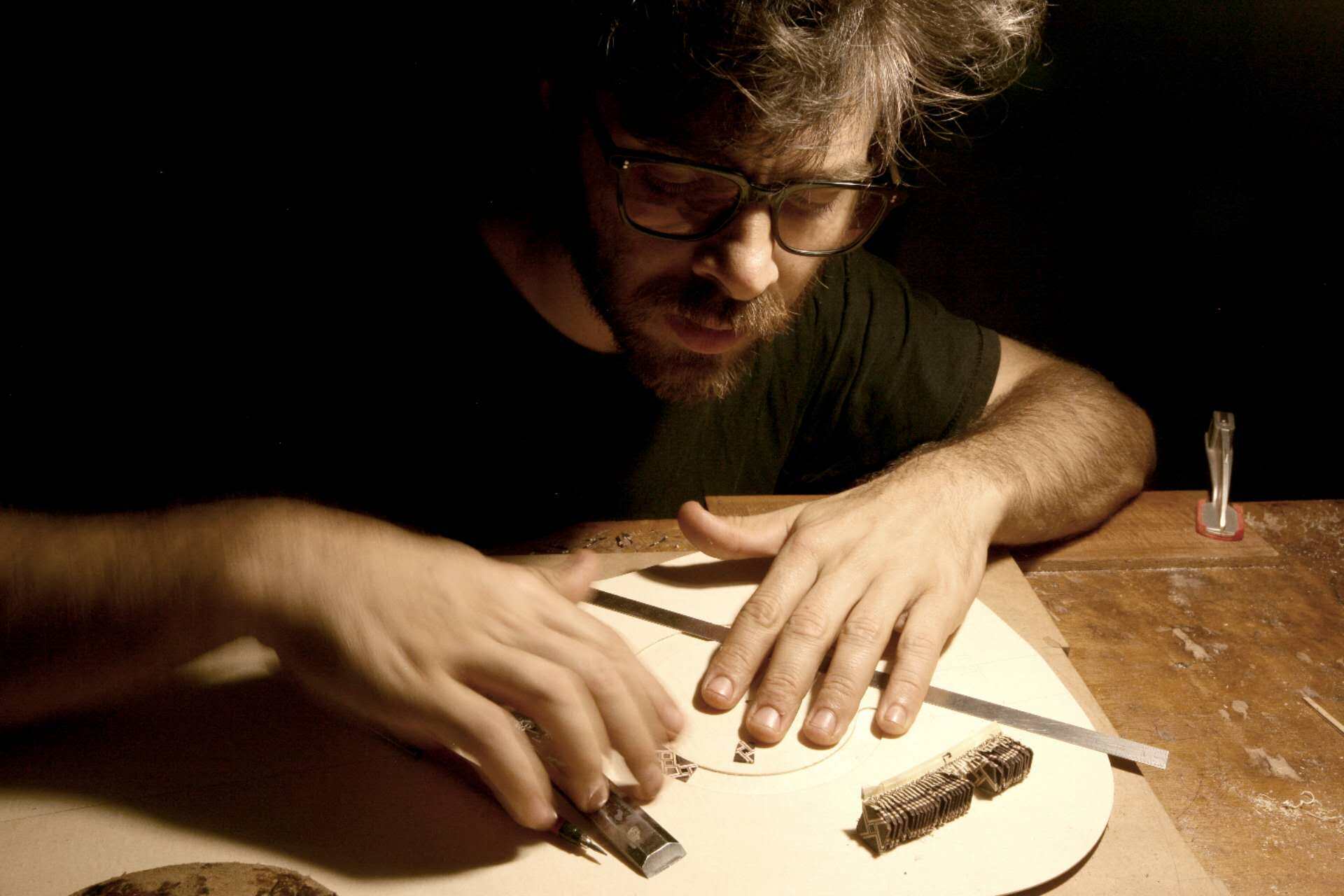 Elías Bonet Monné 在工作室中制作吉他