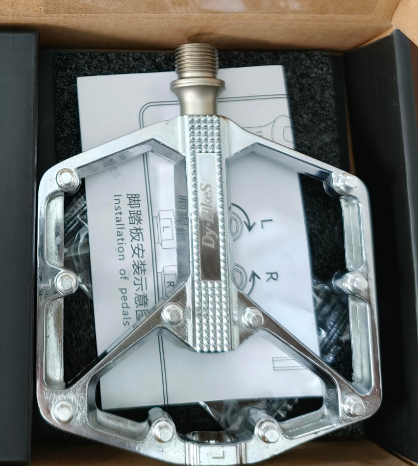 Dy·BikeS 铝合金脚踏银色款包装盒内展示