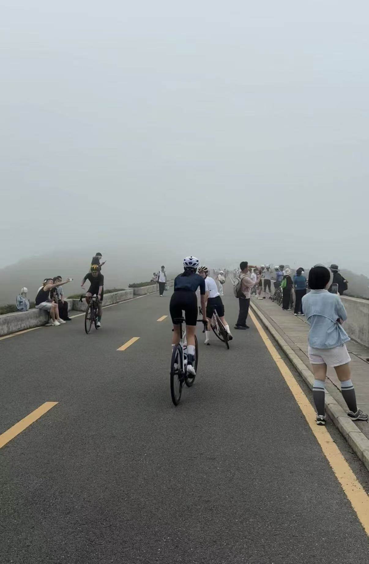 骑行者在雾气弥漫的山顶公路骑行